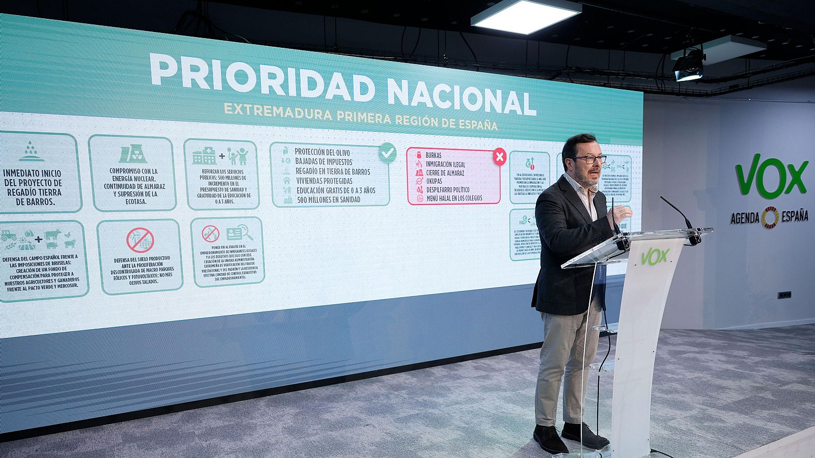 El portavoz de Vox, José Antonio Fúster, durante la rueda de prensa que ha ofrecido este lunes en la sede del partido en Madrid.