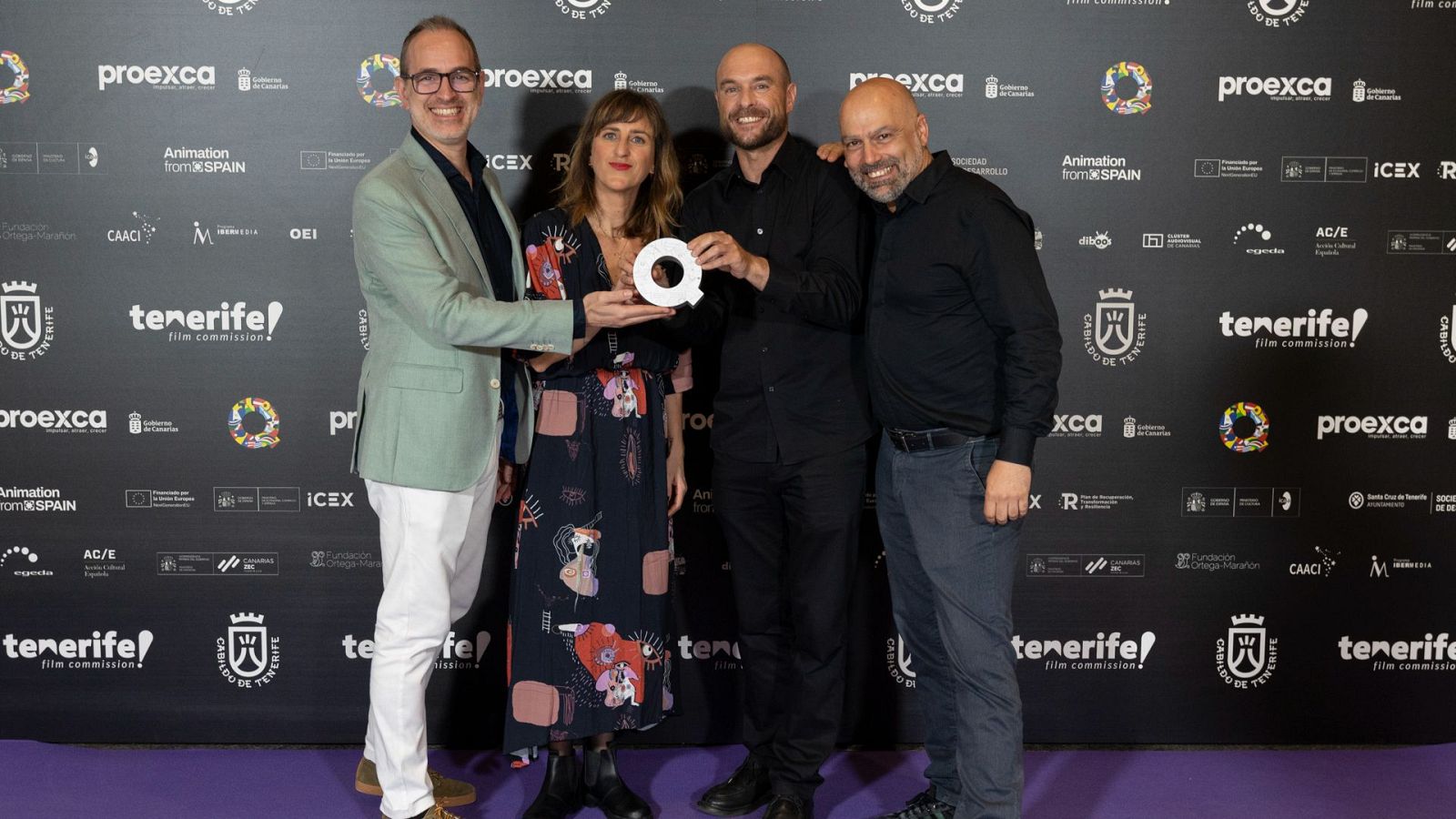 Alberto Vázquez y su equipo, celebran el premio a 'Decorado'