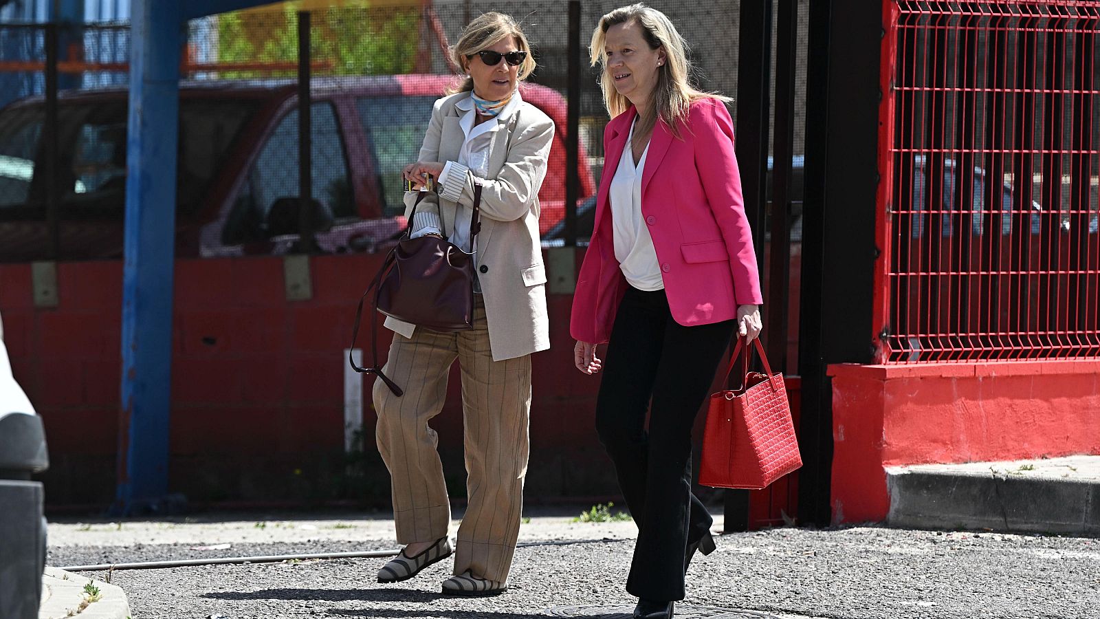 Rosalía Iglesias (i), mujer de Luis Bárcenas, a su salida de la Audiencia Nacional este lunes donde ha declarado en el juicio del caso Kitchen.
