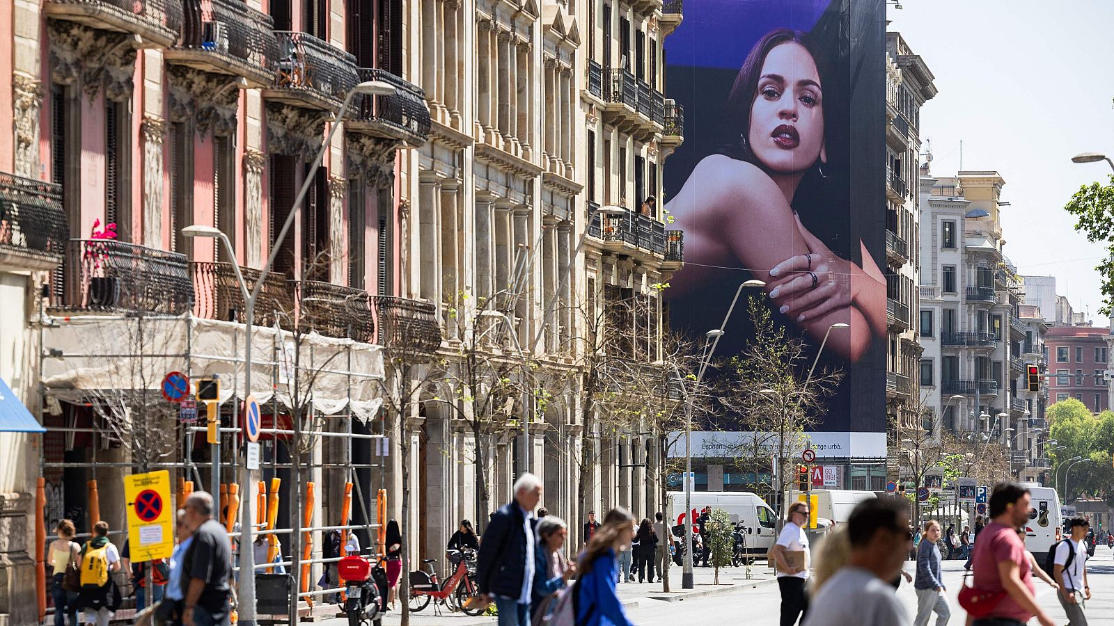 Póster gigante de Rosalía en días previos a un concierto suyo en Barcelona