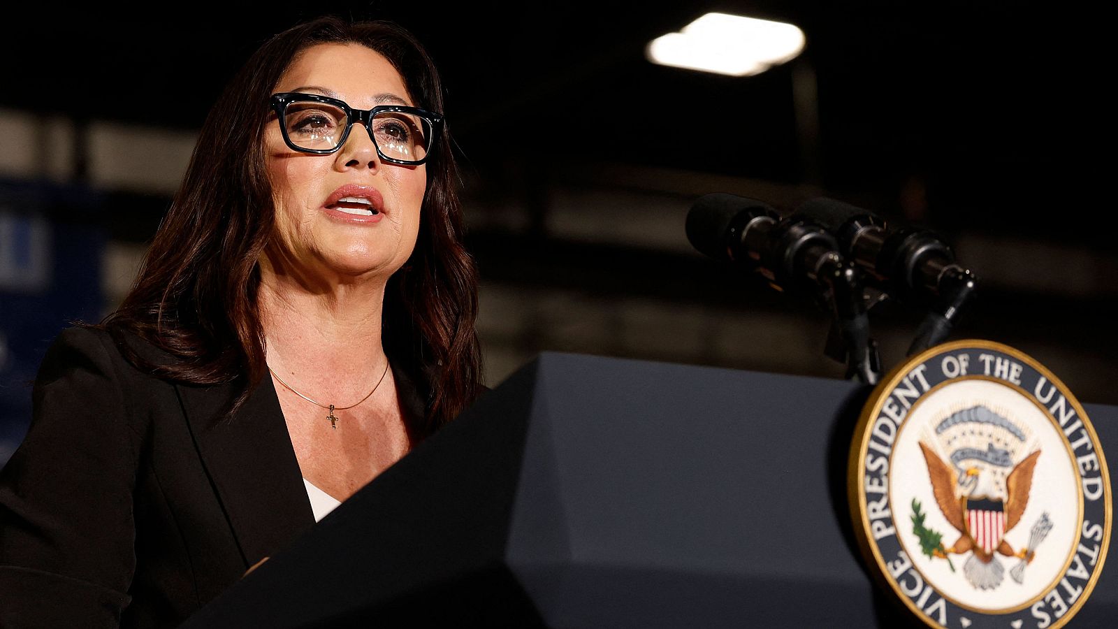 Lori Chavez-DeRemer, durante la visita a una fábrica en Michigan en septiembre de 2025