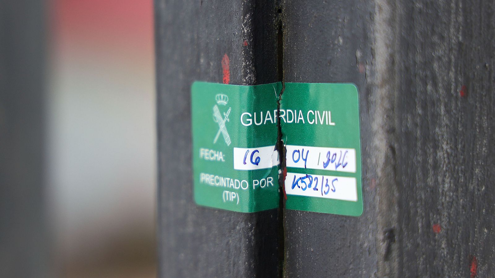 Primer plano de un precinto de la Guardia Civil en la puerta de la vivienda registrada en Traspinedo por el caso de Esther López.