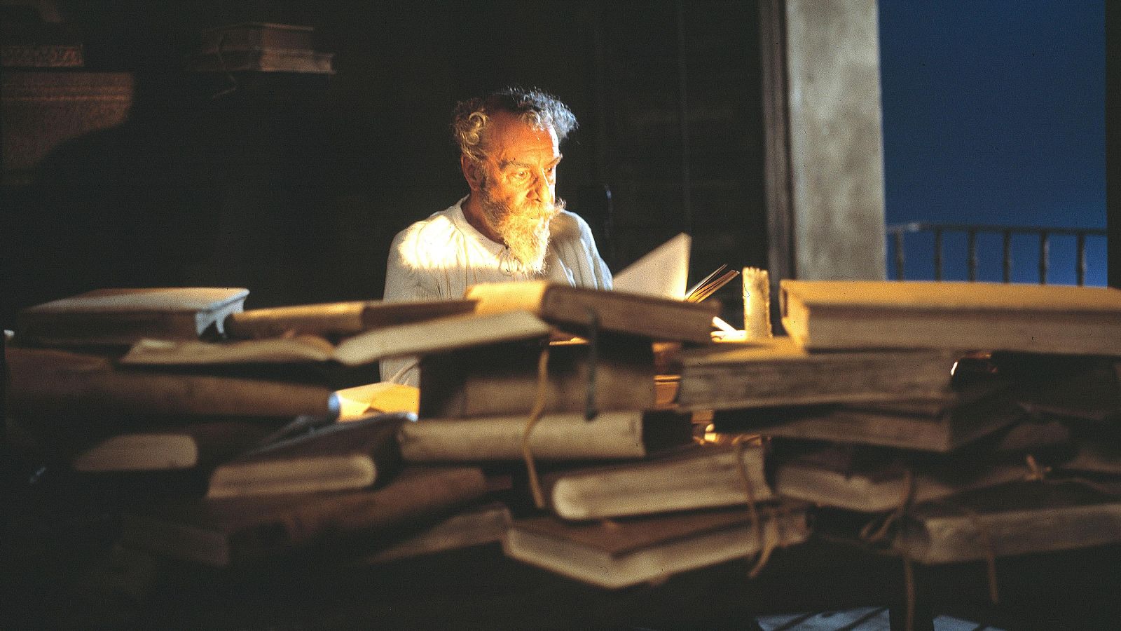 Fernando Rey, un don Quijote rodeado de libros.