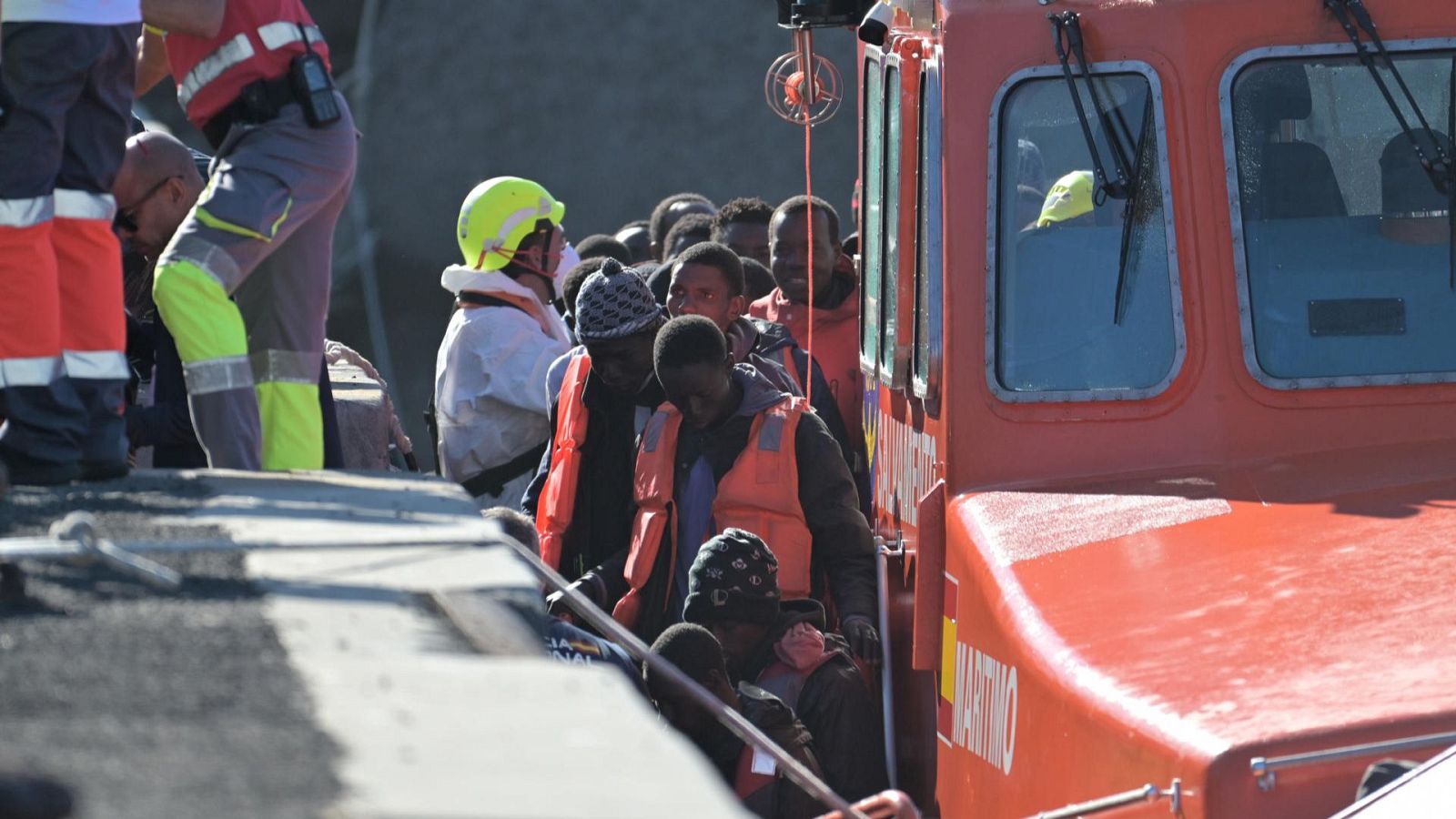 Fotogradía de un barco de salvamento marítimo con personas con chalecos naranjas que han sido rescatadas