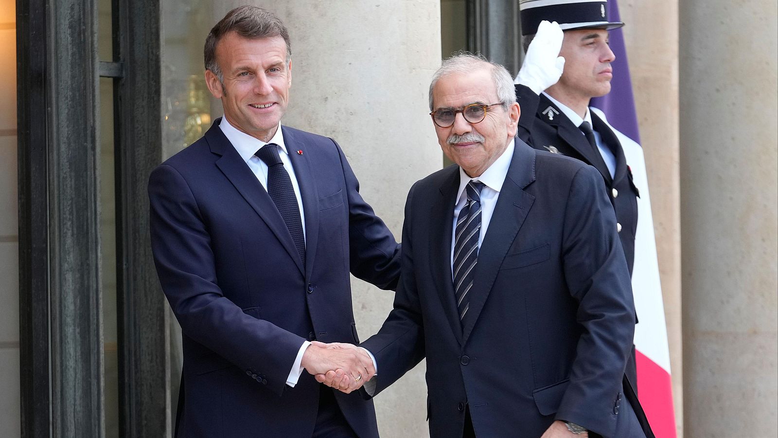 El presidente francés, Emmanuele Macron, se reúne con el primer ministro libanés, Nawaf Salam