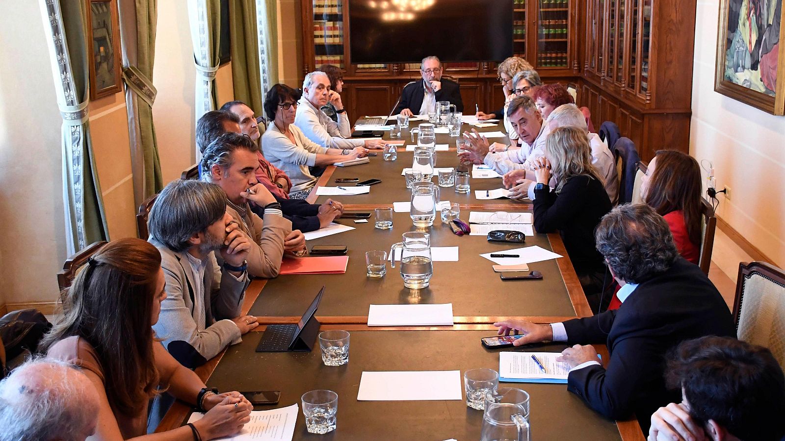 Reunión del jurado del 38 Premio de Periodismo Cirilo Rodríguez en el Ayuntamiento de Segovia. José Mª Sanz-Magallana preside la sesión con varios miembros identificados como Guillermo Altares, Ángel Expósito, Pilar Cernuda, Javier Valenzuela, Mónica G. Prieto, Rosa María Calaf, Javier Martín Rodríguez, Gemma Robles, María Rey y Lorenzo Milá.
