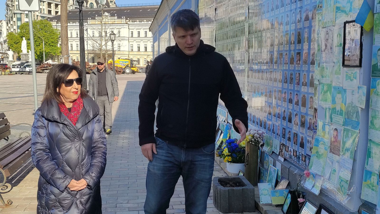 La ministra de Defensa de España, Margarita Robles, acompañada por el viceministro de Defensa ucraniano, Serguí Boyev, durante un acto de homenaje a los soldados ucranianos caídos en la guerra, este miércoles, en Kiev.