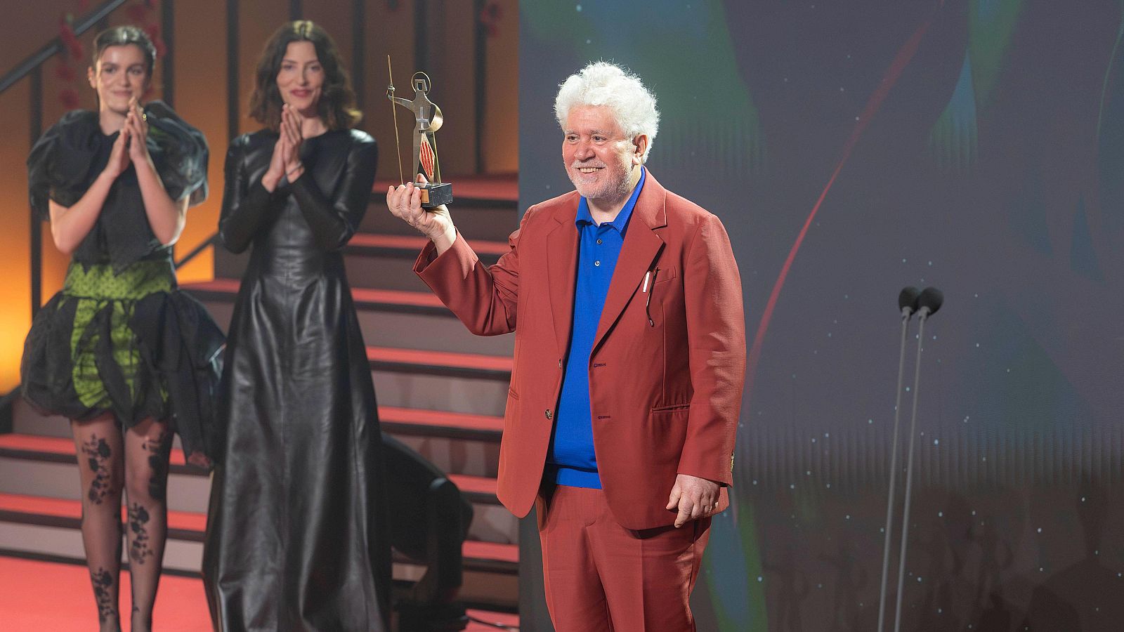 Pedro Almodóvar, tras recoger su premio de manos de Bárbara Lennie y Amaia