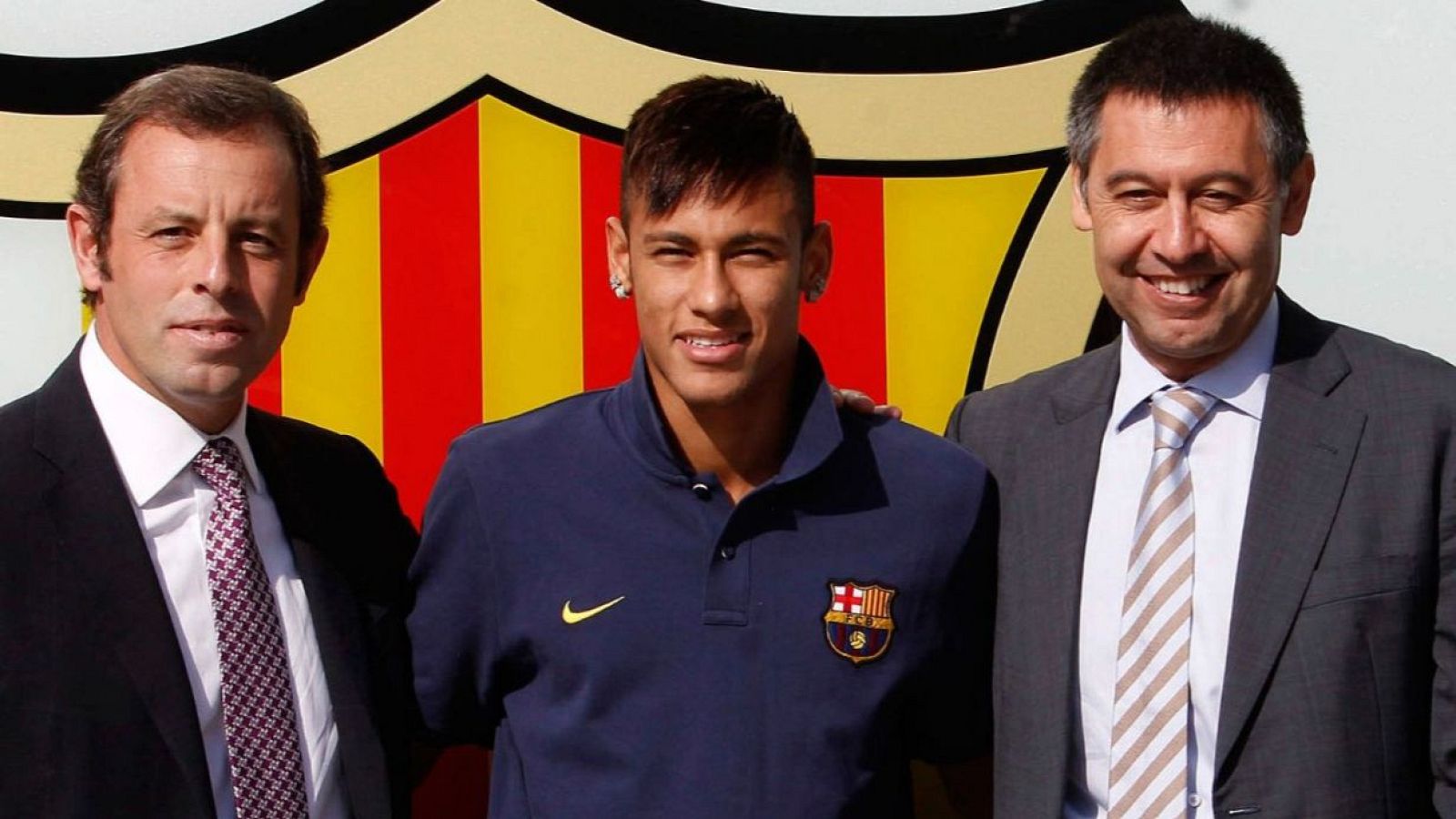 Imagen de archivo de Neymar con Rosell y Bartomeu tras fichar por el Barça.