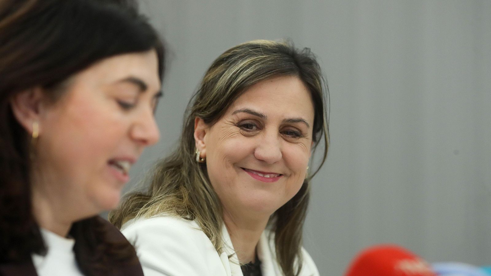 La concejala del PP y futura alcaldesa, Elena Candia (i), y la concejala tránsfuga del PSOE, María Reigosa (d)