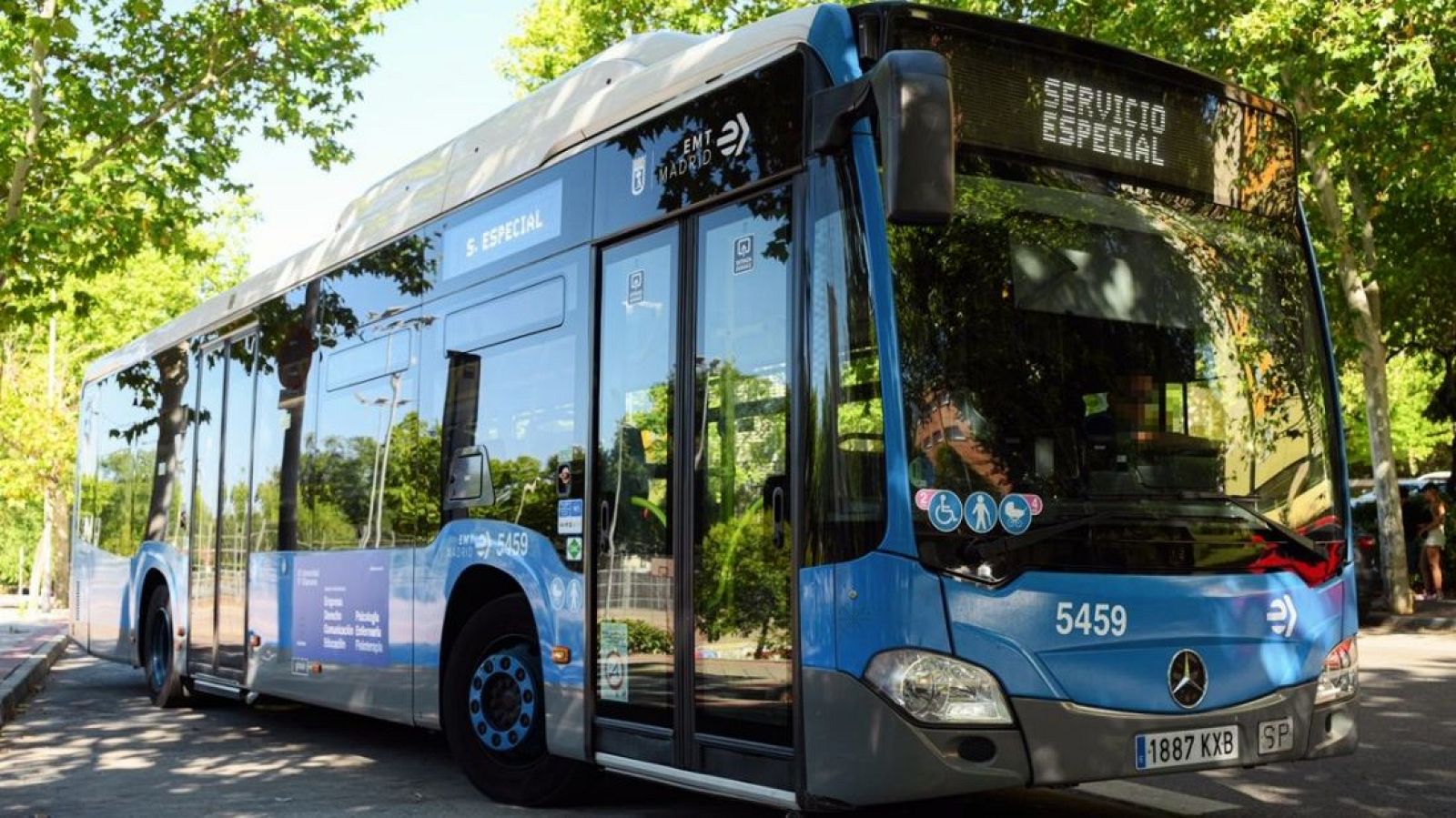 Autobús EMT Madrid 5459, Mercedes-Benz, con "SERVICIO ESPECIAL" visible. Pictogramas de accesibilidad en frontal.