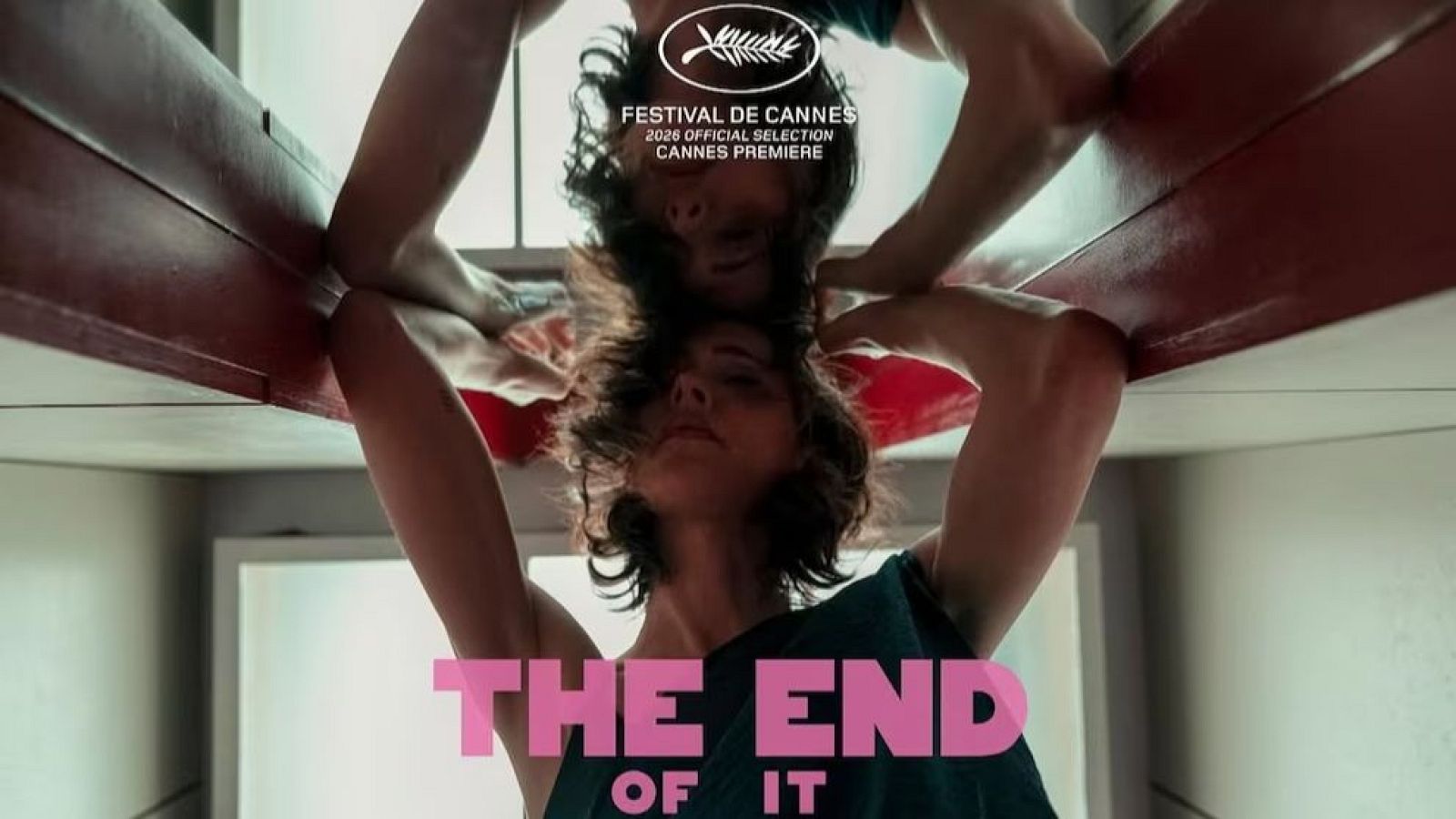 Cartel de "The End Of It" con figura duplicada, viga rojiza, título rosa y logo del Festival de Cannes 2020.