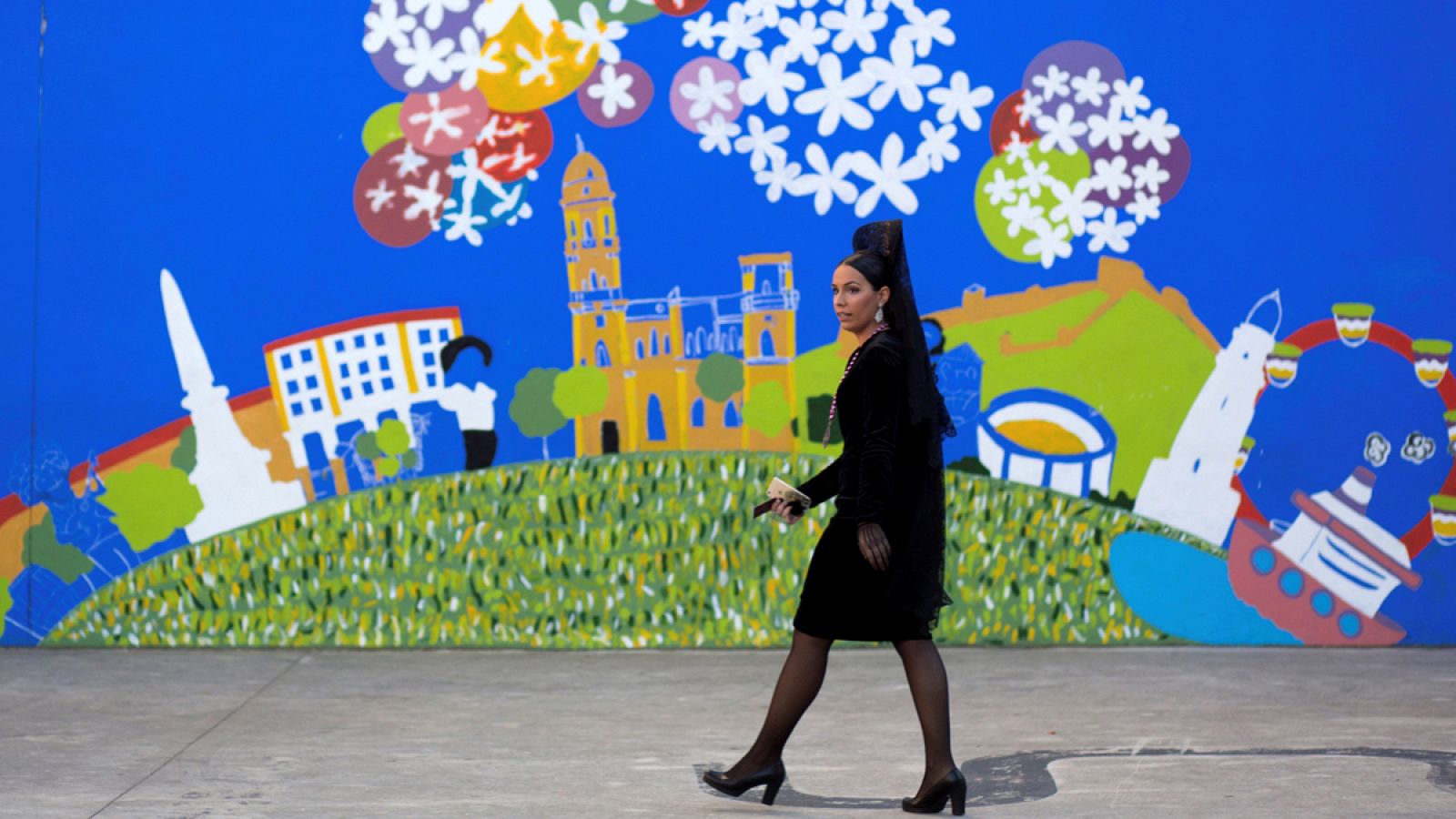 Una mujer con mantilla se dirige a una procesión en Málaga