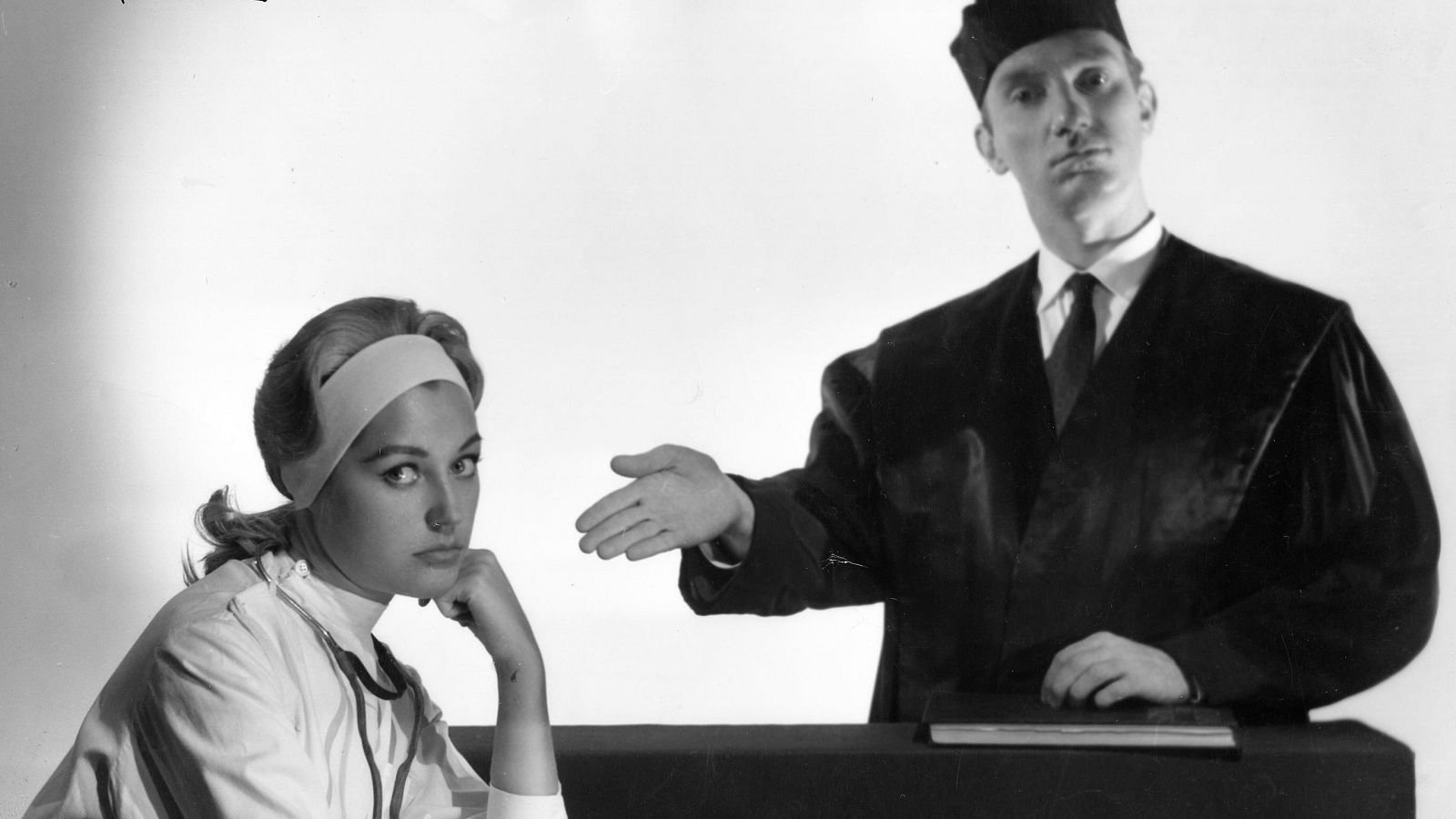 Analía Gadé, como doctora, y Fernando Fernán-Gómez, como abogado, en una escena de 'La vida por delante'.