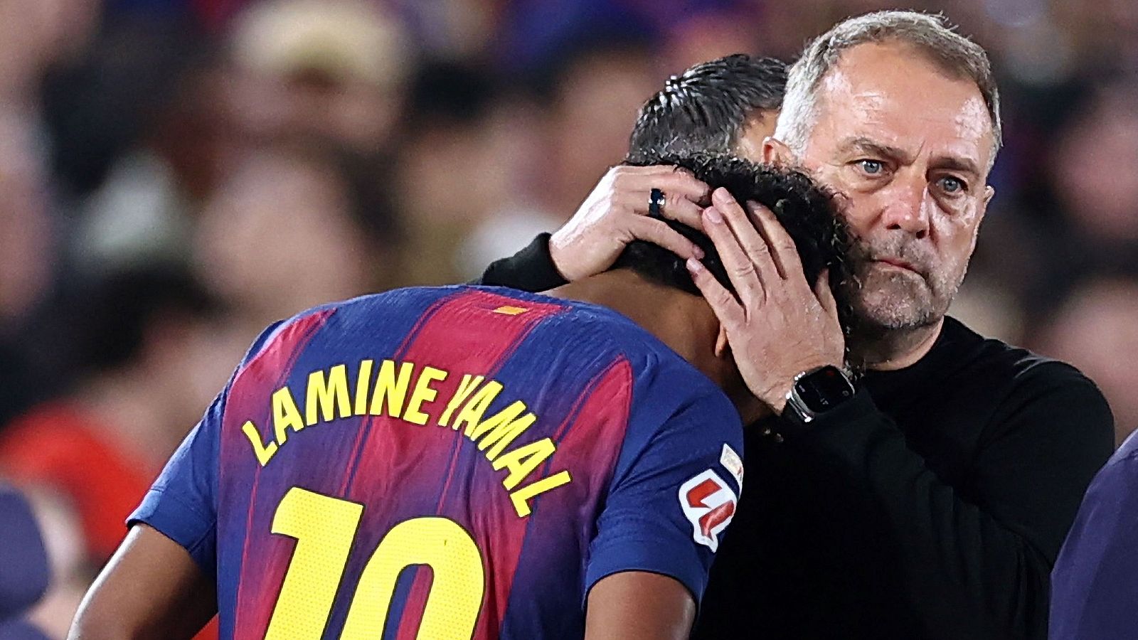 Lamine Yamal consolado por Flick tras su lesión ante el Celta.