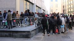 Cues i pernoctacions de migrants al voltant de l'Ajuntament de Barcelona per la regularització