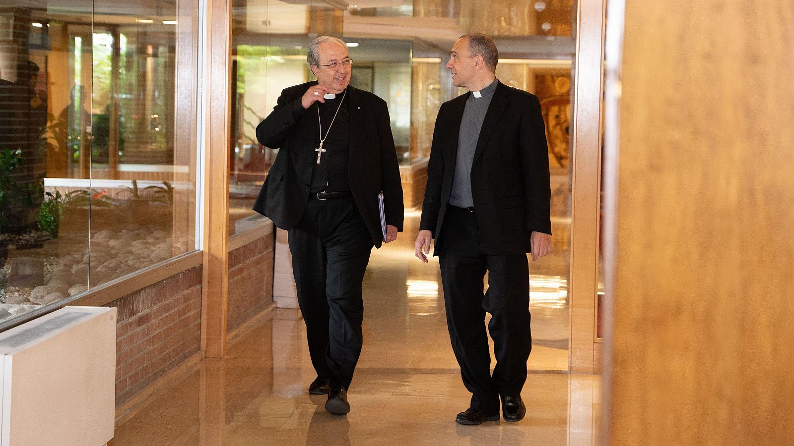 El portavoz César Magán y el director de comunicación Josetxo Vera caminan por los pasillos de la Conferencia Episcopal Española