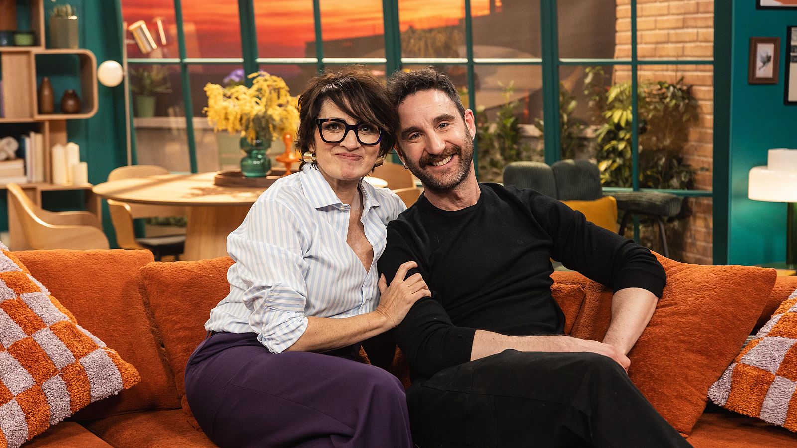 Dos personas con equipo de seguridad observan una gran estructura metálica en las instalaciones del proyecto ITER, durante una visita del programa 'El escarabajo verde'.