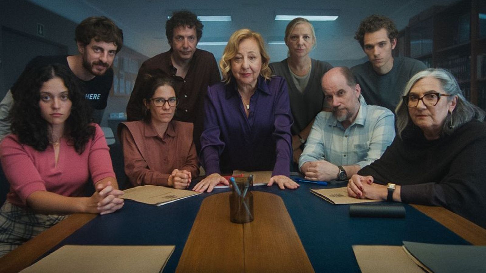 Nueve actores españoles, incluyendo a Blanca Portillo, Luis Bermejo, Pilar Gómez, Roberto Álamo, Ginés García Millán y Ana Wagener, posan en una sala con estanterías de libros.