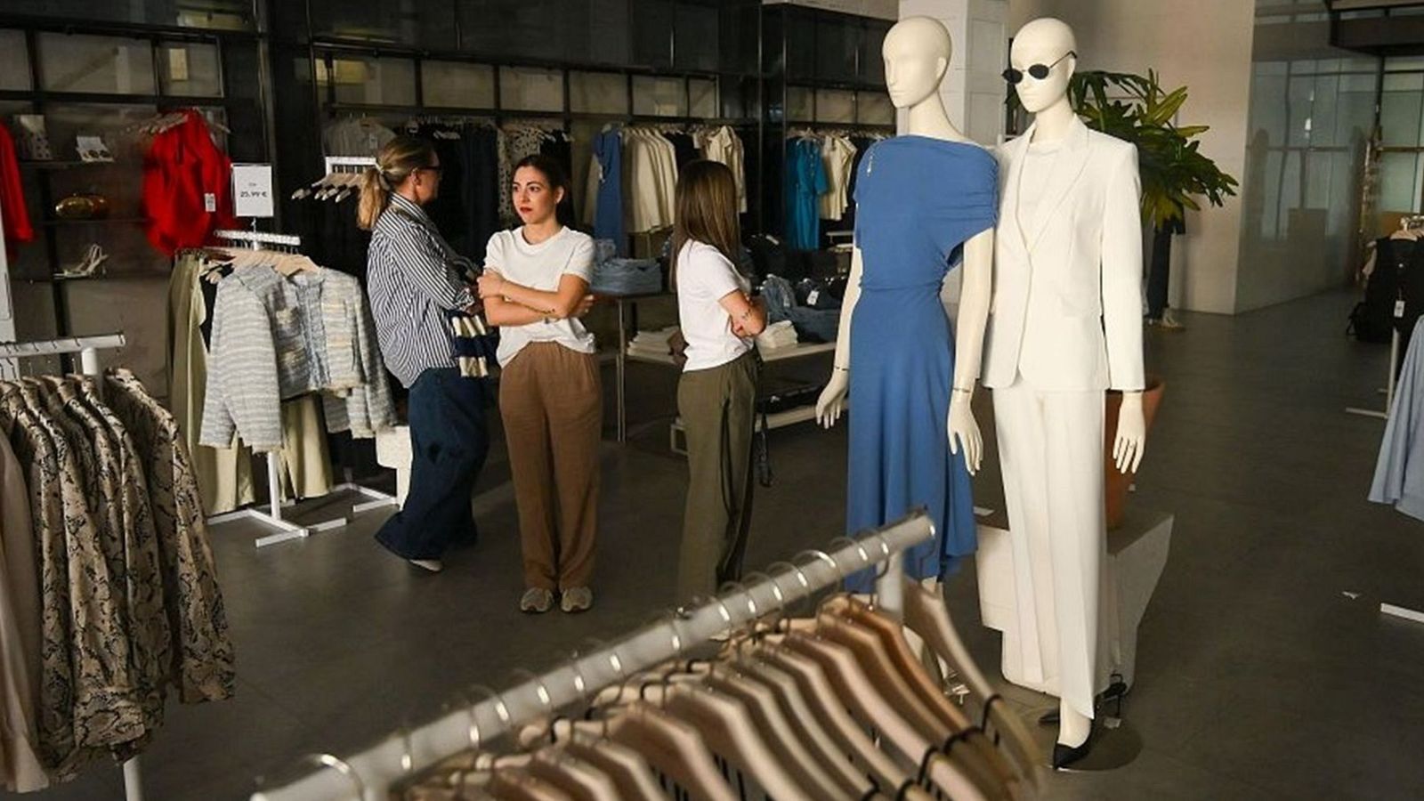 Interior de una tienda de ropa durante el apagón en Santander.