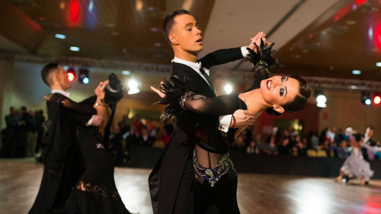 Una pareja bailando ritmos de la especialidad standard.