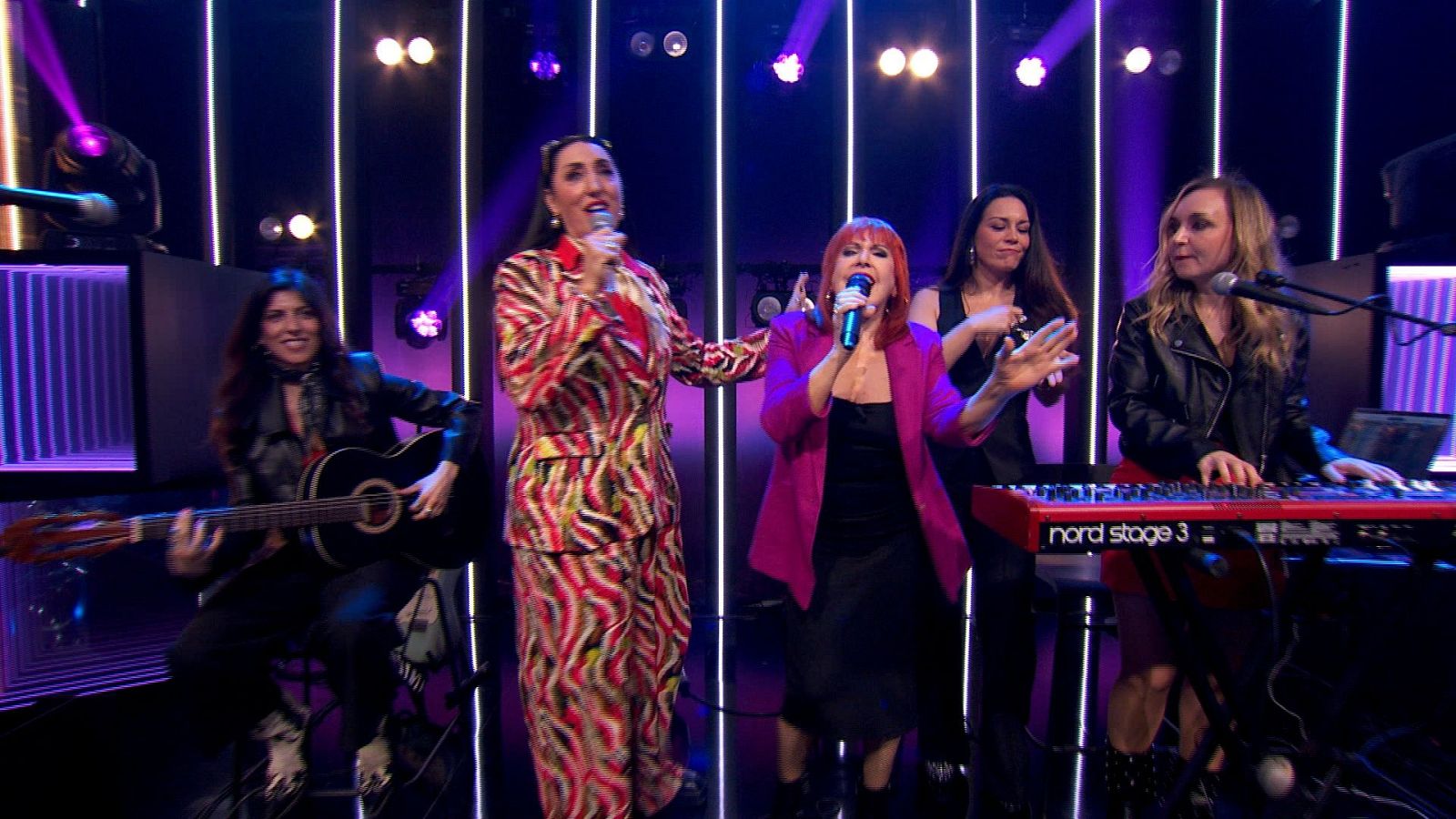 Rossy de Palma y Loles León cantando en el programa
