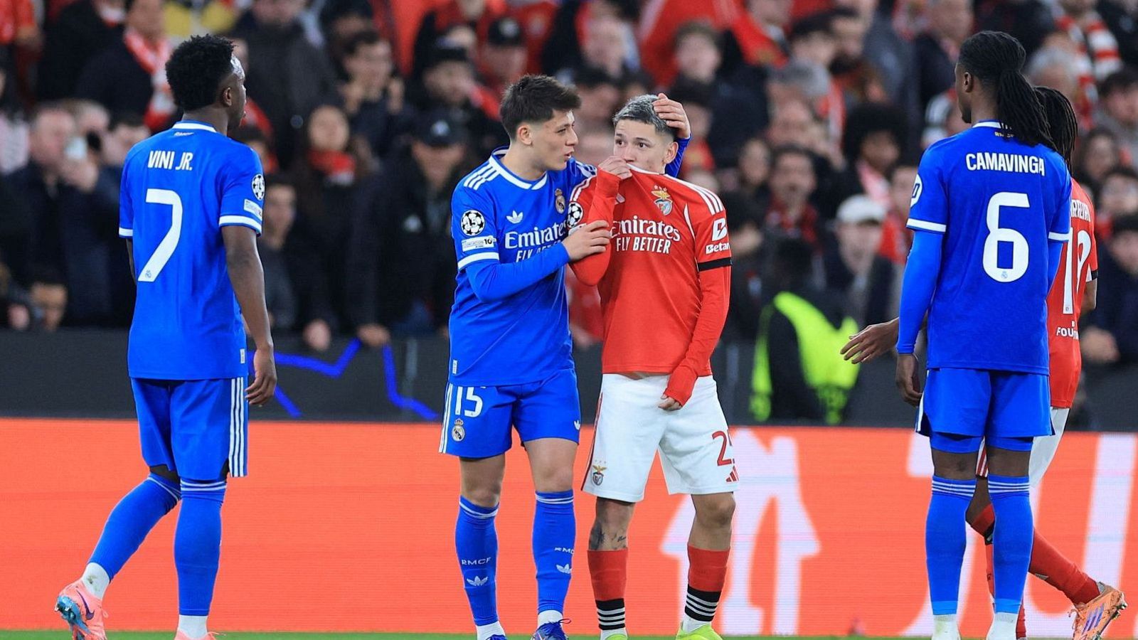 Momento en el que Prestianni profirió los insultos racistas a Vinícus en el duelo de Champions.