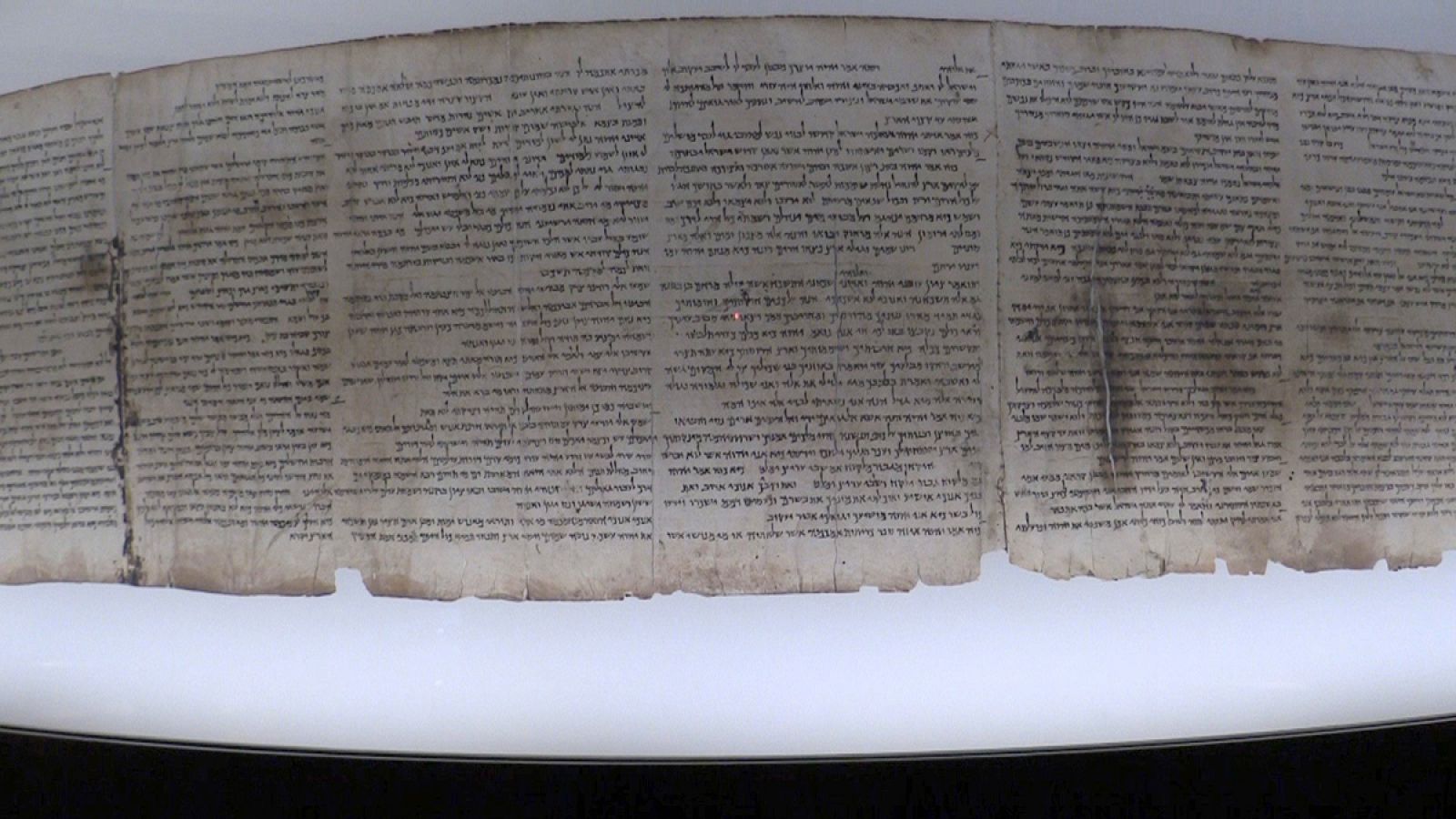 Fragmento de los Rollos del Mar Muerto, expuestos en el Museo de Israel.