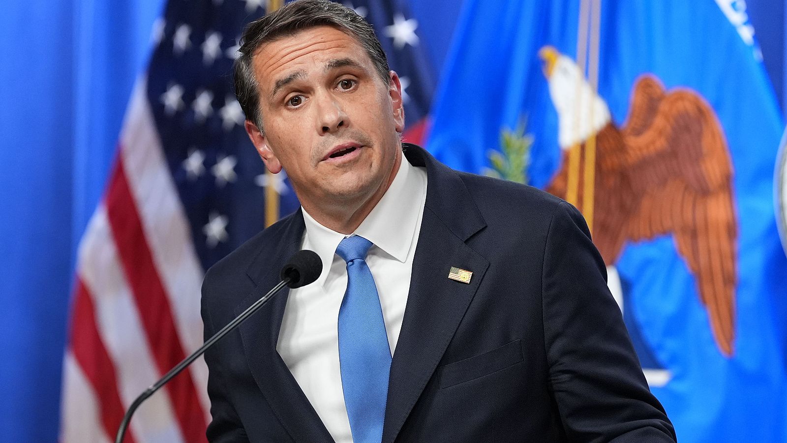 Todd Blanche, Fiscal General, habla en una conferencia de prensa en el Departamento de Justicia, luciendo un traje azul marino y un pin de la bandera de EE.UU.