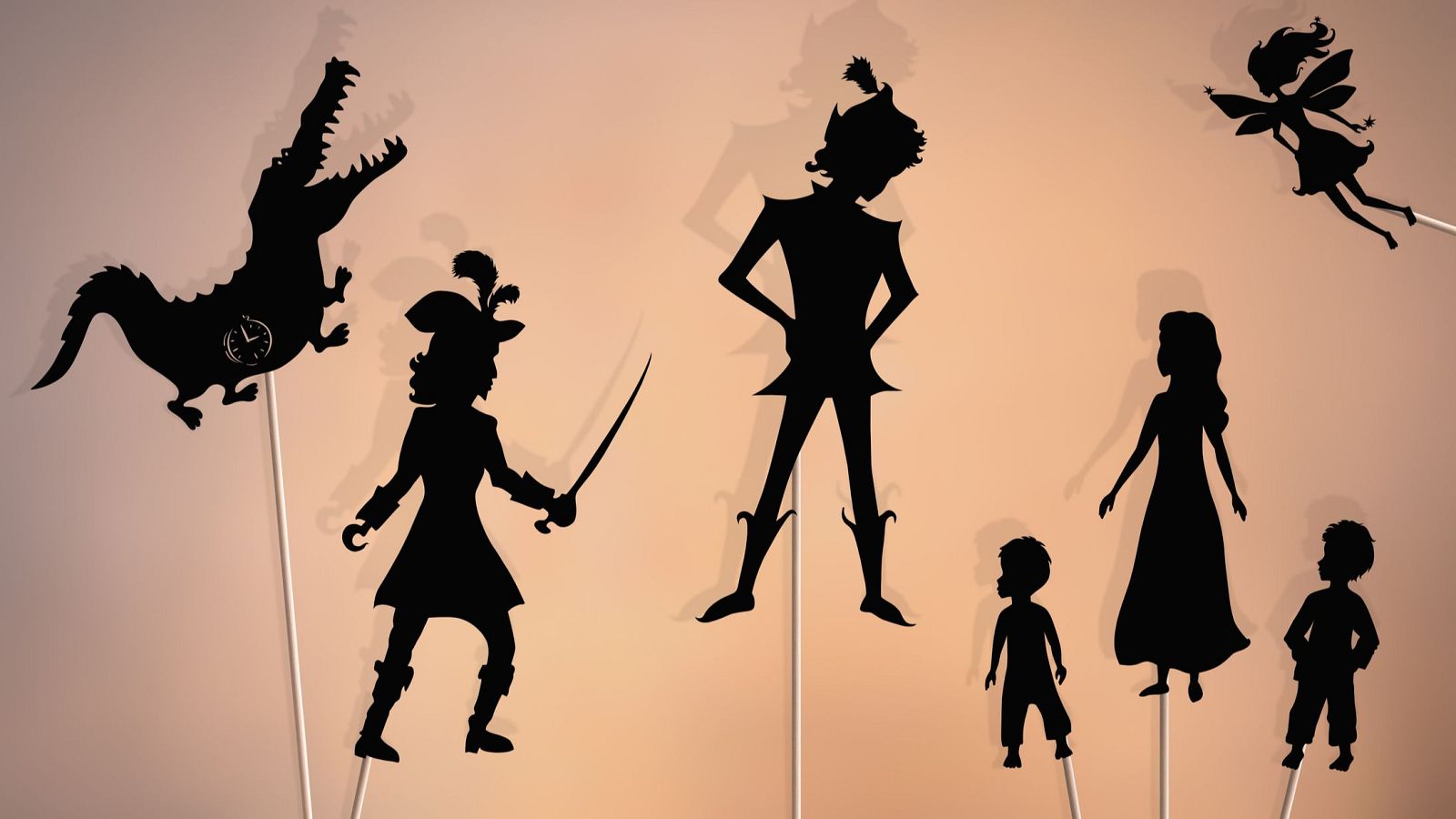 Siluetas de Peter Pan, Capitán Garfio, Cocodrilo Tic-Tac, Campanilla y los hermanos Darling en un montaje de teatro de sombras sobre fondo beige.