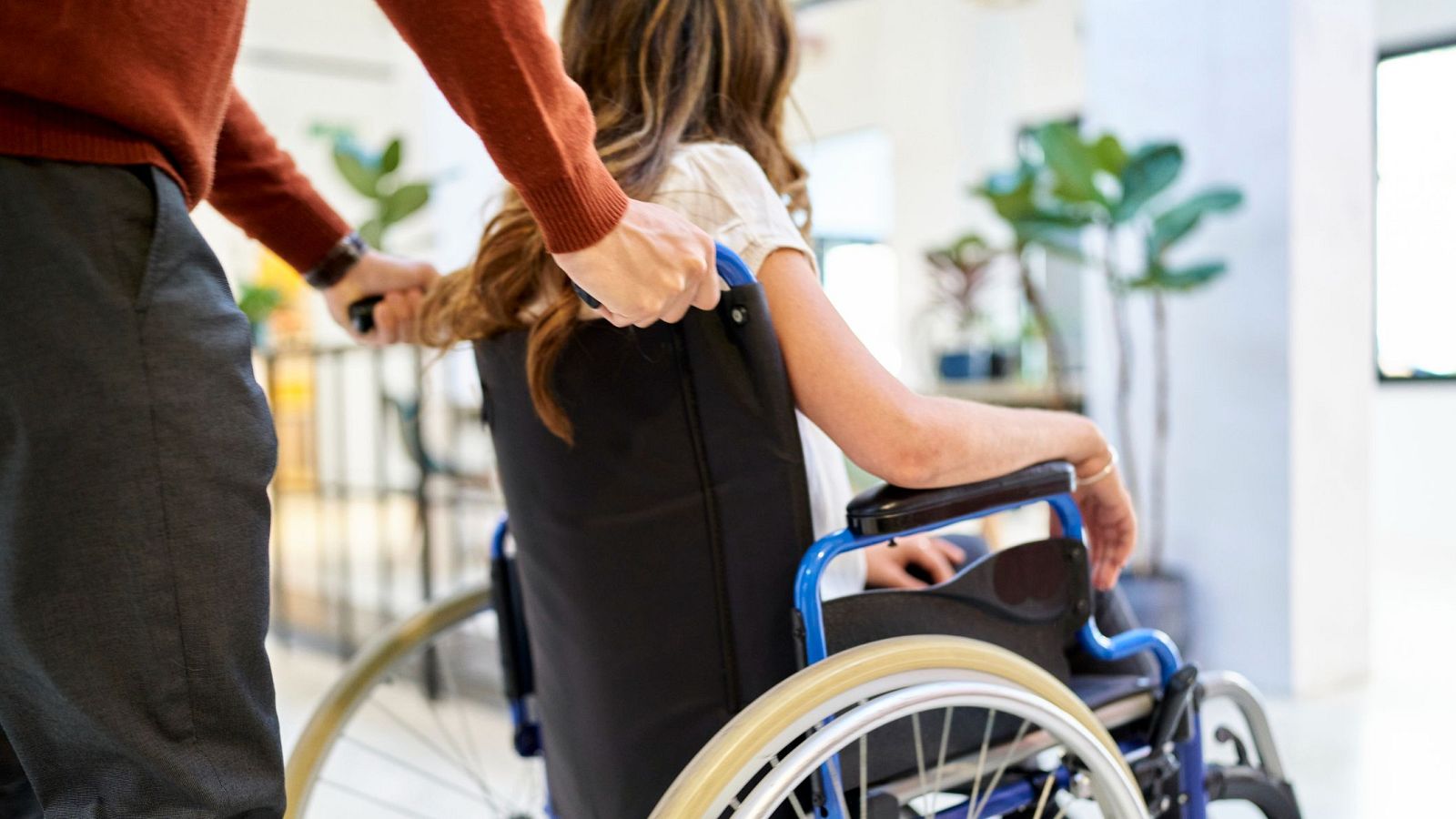 Illa anuncia un plan de choque para reducir las listas de espera de la dependencia