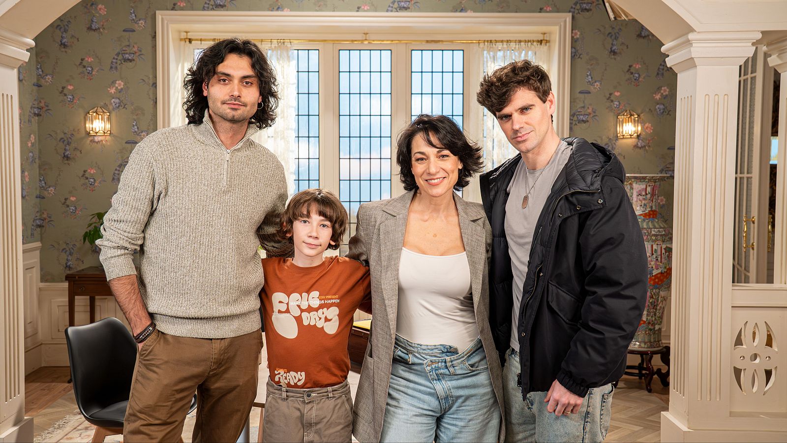 Gonzalo Ramos, Marco Pernas, Iván Renedo e Isabel Serrano en el séptimo episodio de Cosas de palacio