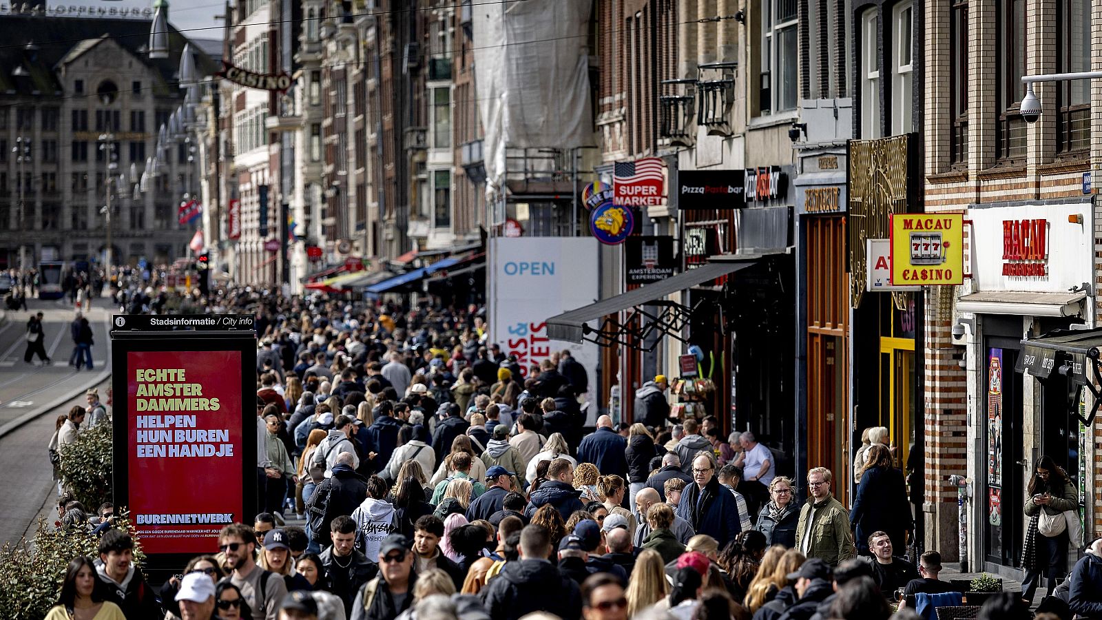 Calle Damrak, una de las más transitadas de la ciudad de Ámsterdam