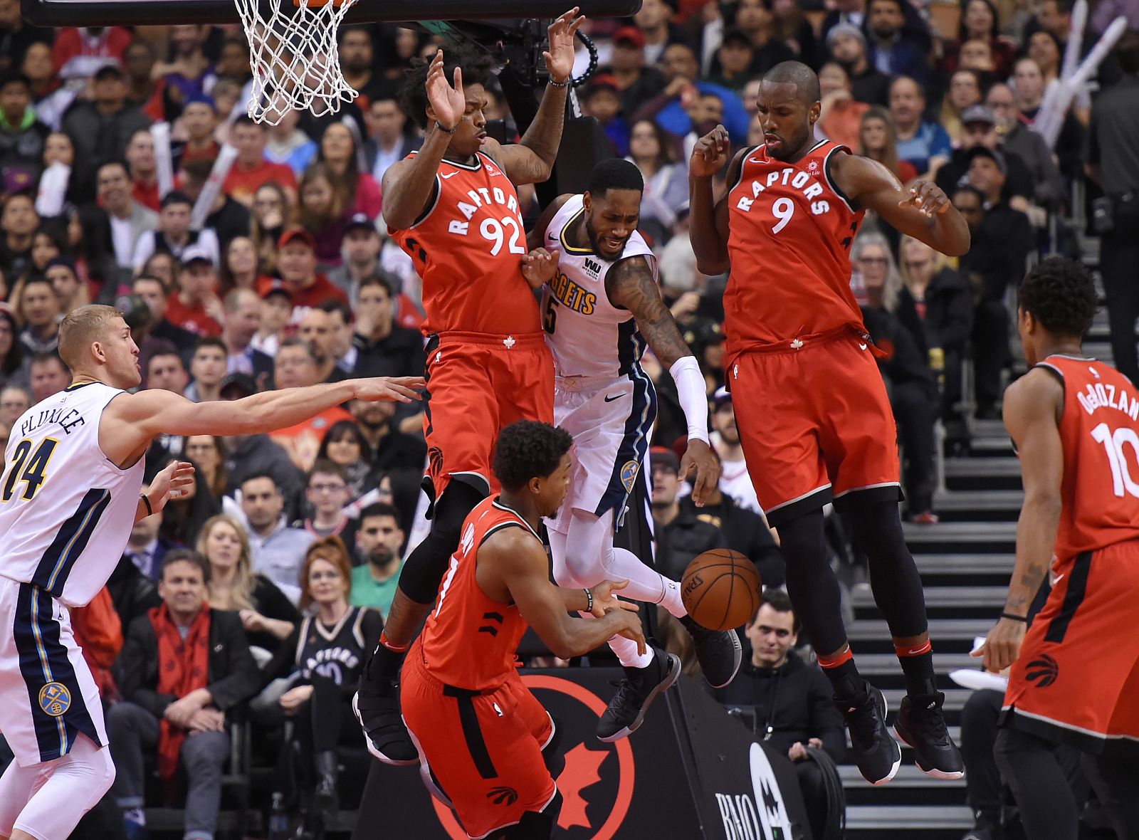 Lance del partido entre los Raptors y los Nuggets