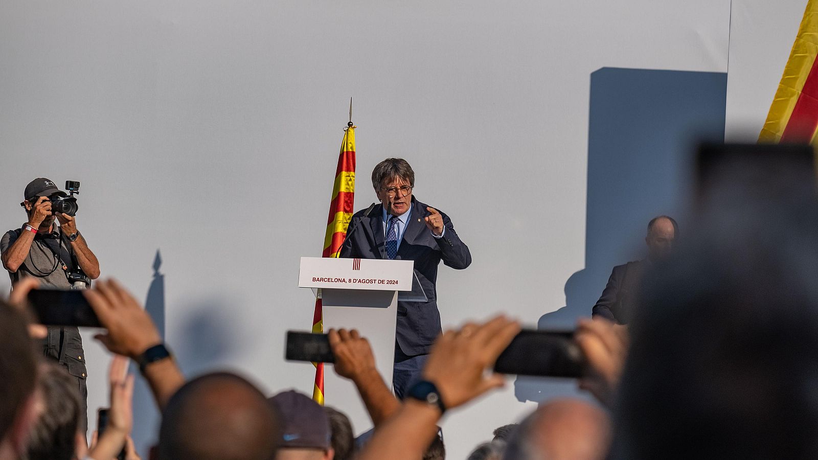 Puigdemont ofrece un discurso antes de huir en Barcelona
