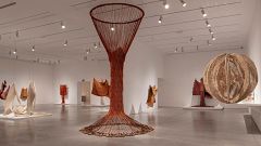 Los pájaros-cometa de Aurèlia Muñoz entretejen el espacio en el Reina Sofía