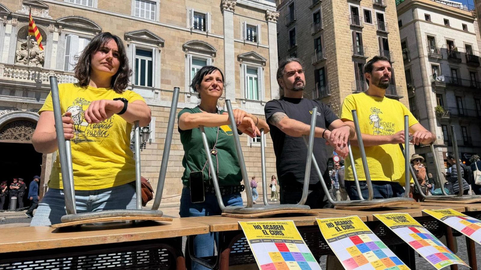 Els representants dels sindicats contraris a l'acord davant el Palau de la Generalitat