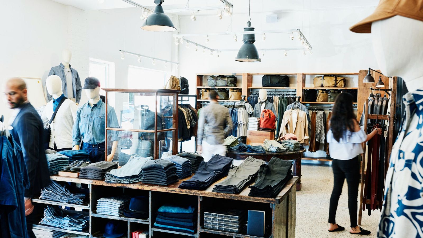 Las compras de turistas mantienen a flote el comercio textil en España: el sector crece un 0,61% en 2025.