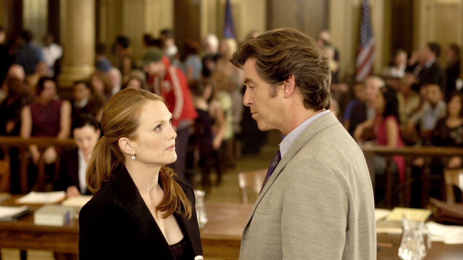 Julianne Moore y Pierce Brosnan en el juzgado en 'Hasta que la ley nos separe'