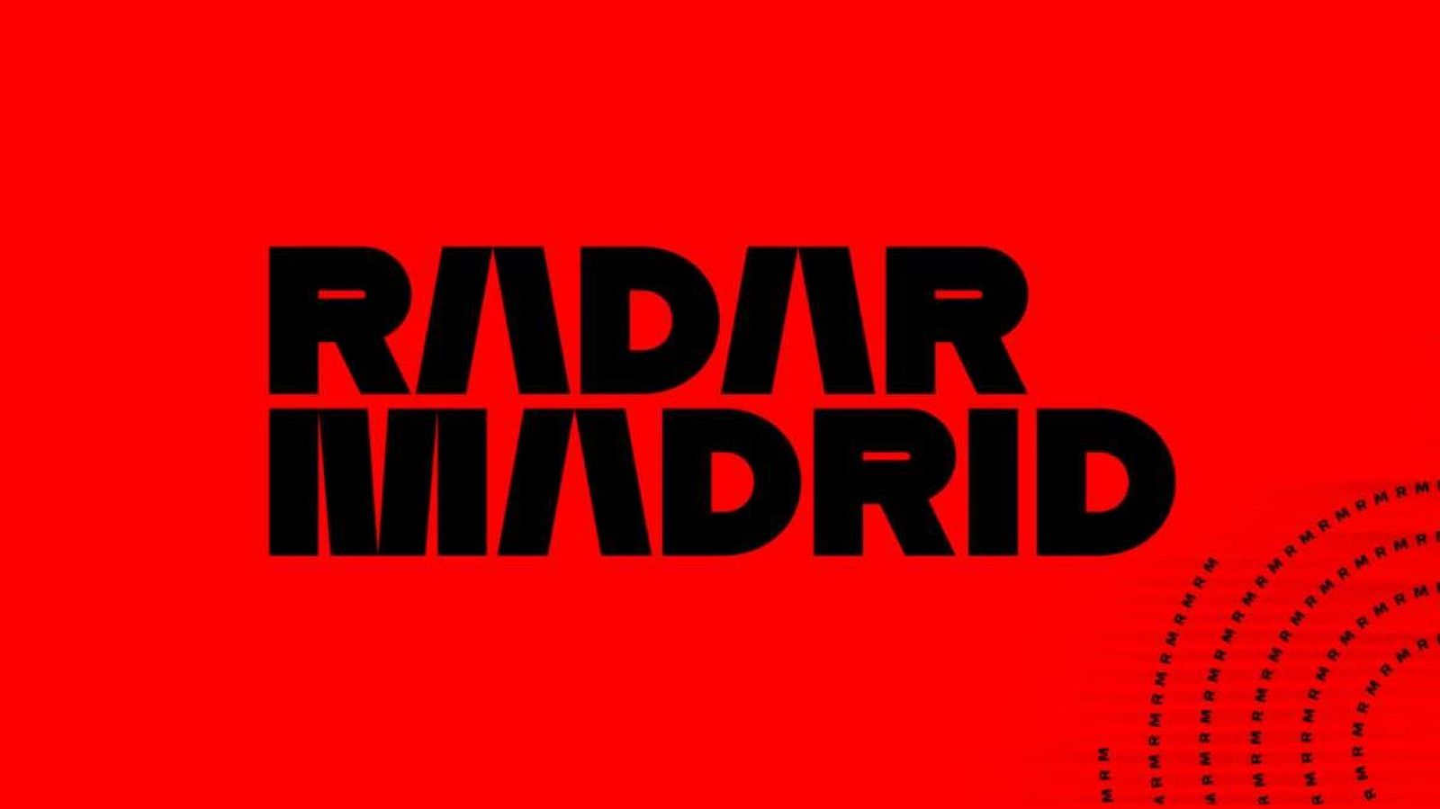Texto "RADAR MADRID" en negro sobre fondo rojo, con patrón de 'M's concéntricas en la esquina inferior derecha.