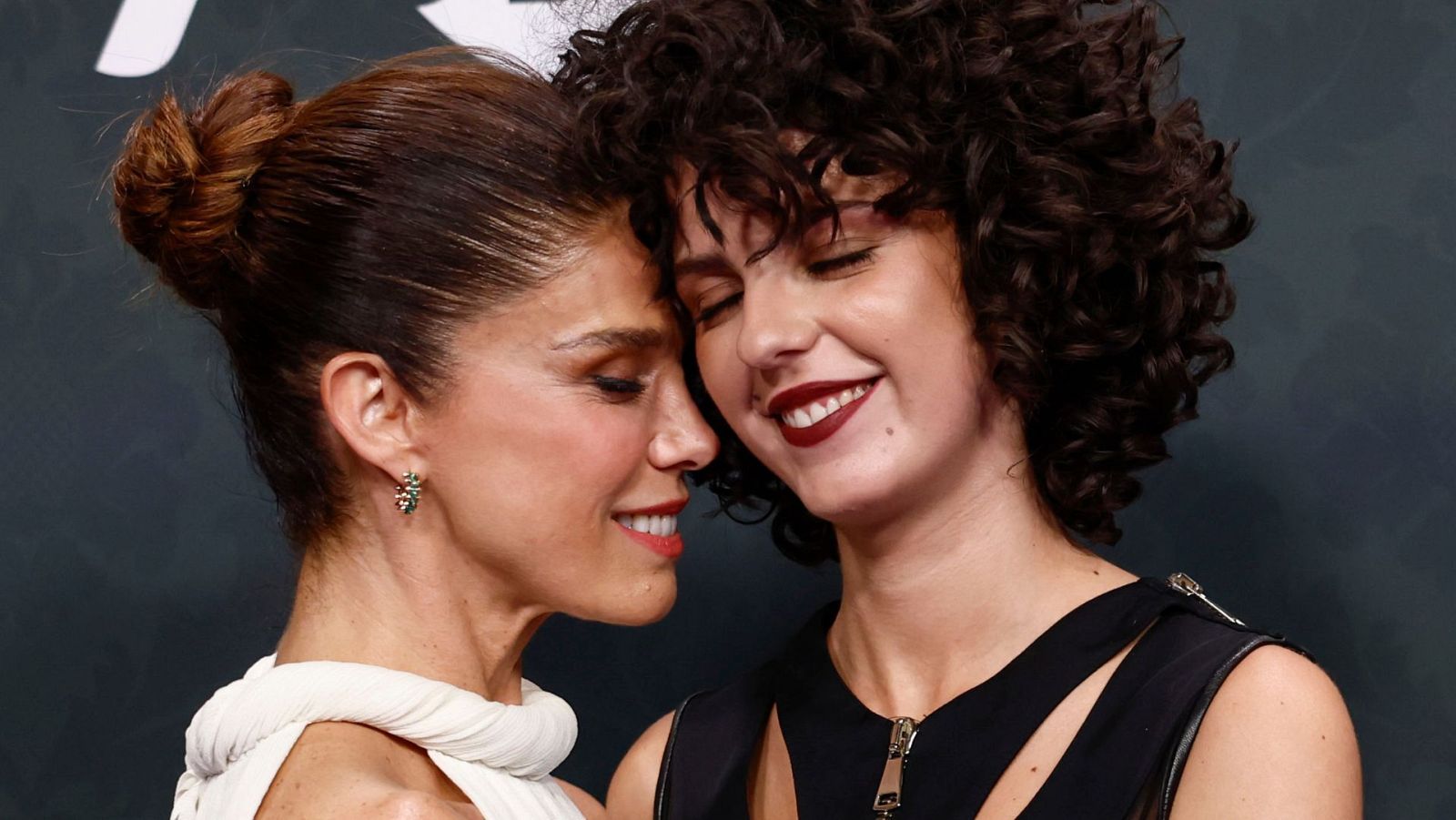 Juana Acosta y su hija Lola Alterio, en el estreno en Madrid de la serie 'El homenaje'.