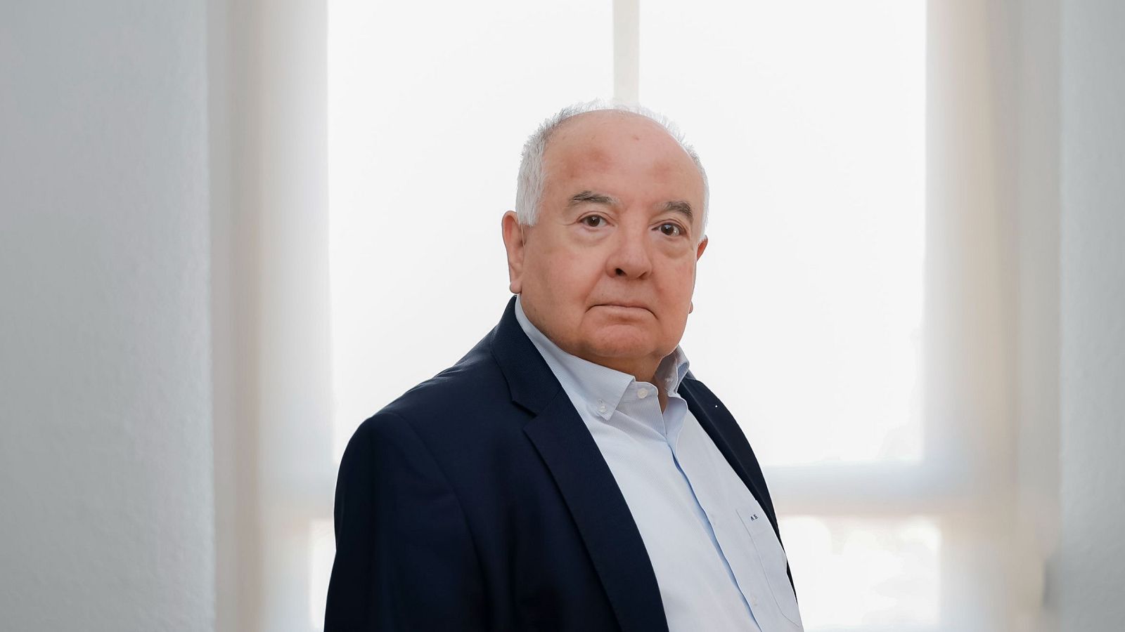 Antoni Bolinches, psicòleg, en un retrat professional amb fons lluminós i minimalista. La llum natural ressalta la seva figura.