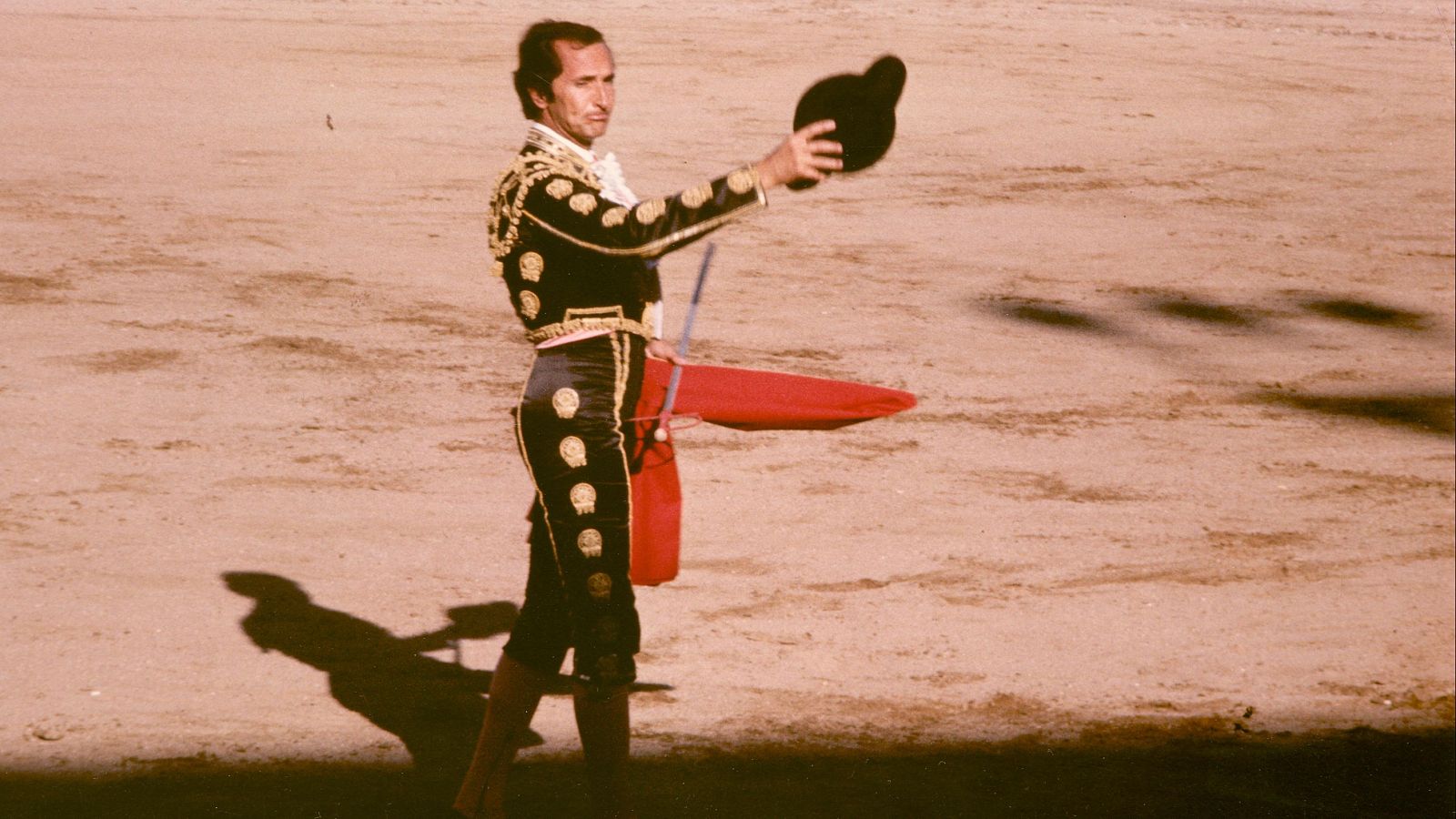 Luis Miguel Dominguín, montera en mano