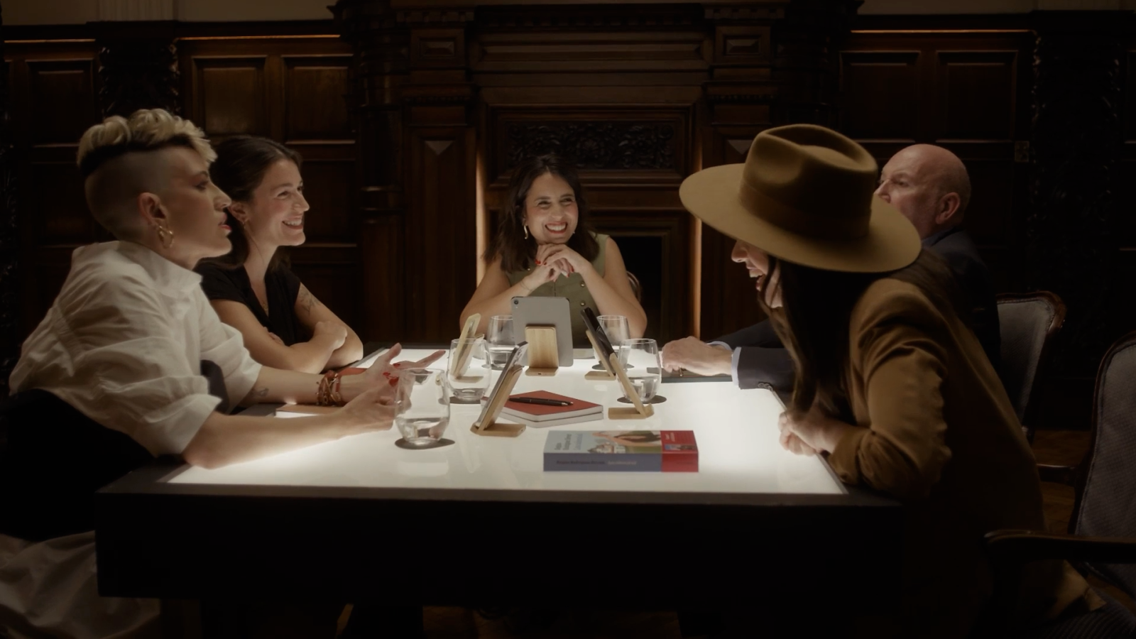 Laura Rosel modera una tertúlia d'actualitat amb Regina Rodríguez Sirvent, Helena Sardà, Marta Pontnou i Màrius Carol