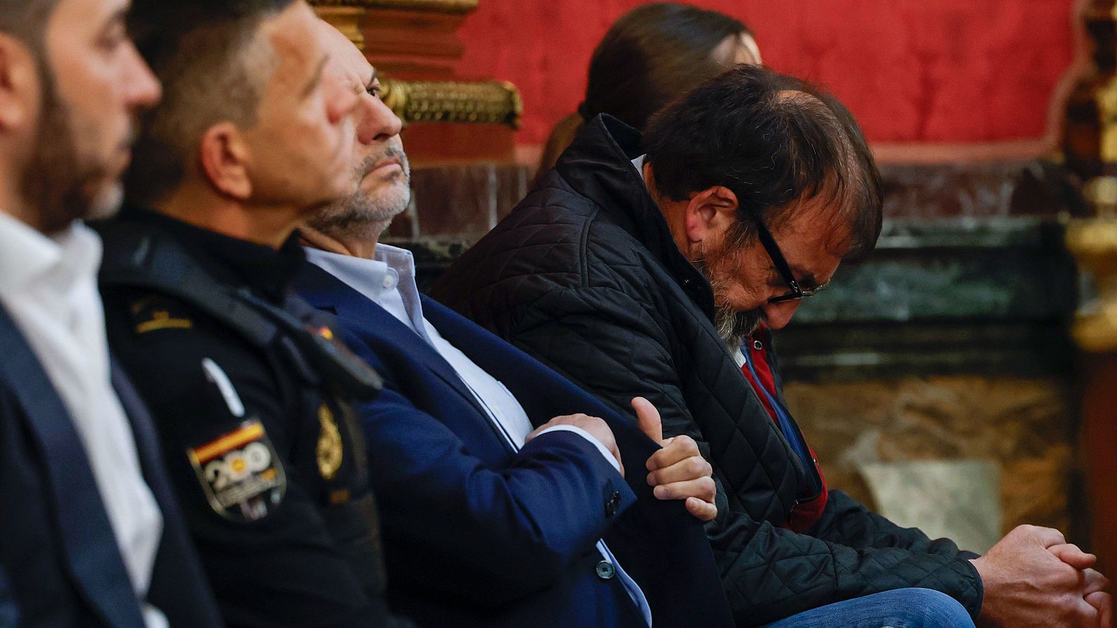 El exministro José Luis Ábalos (c) y su exasesor Koldo García (d) en el banquillo de los acusados este martes en el primer día del juicio contra ellos