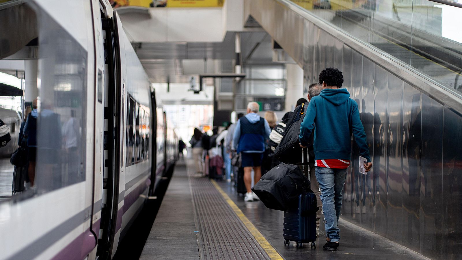 Pasajeros se suben a un tren AVE destino a Málaga que sale de la estación de Atocha tras restablecerse la circulación directa entre ambas ciudades.