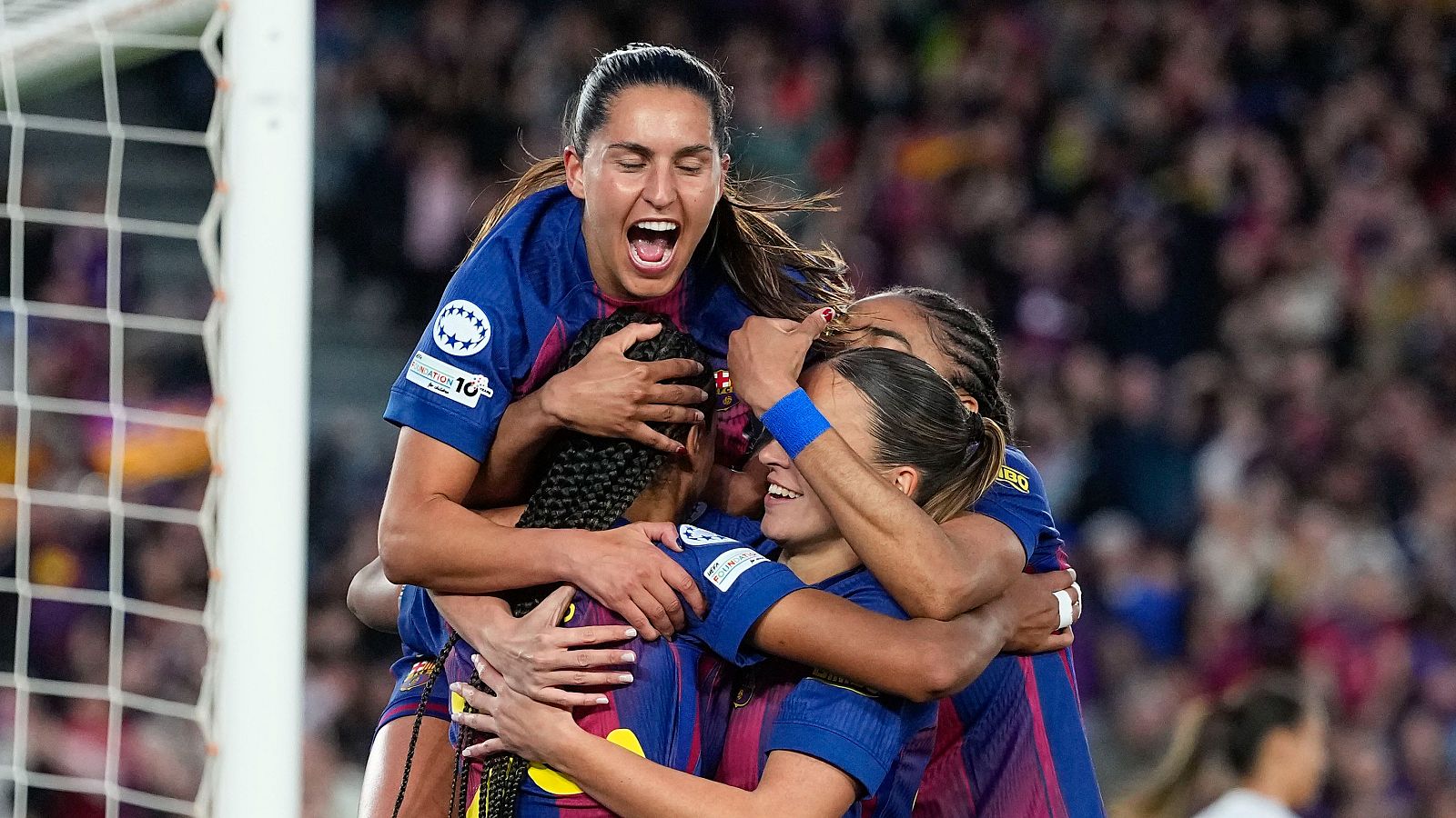 Jugadoras del FC Barcelona celebran un gol en el Camp Nou