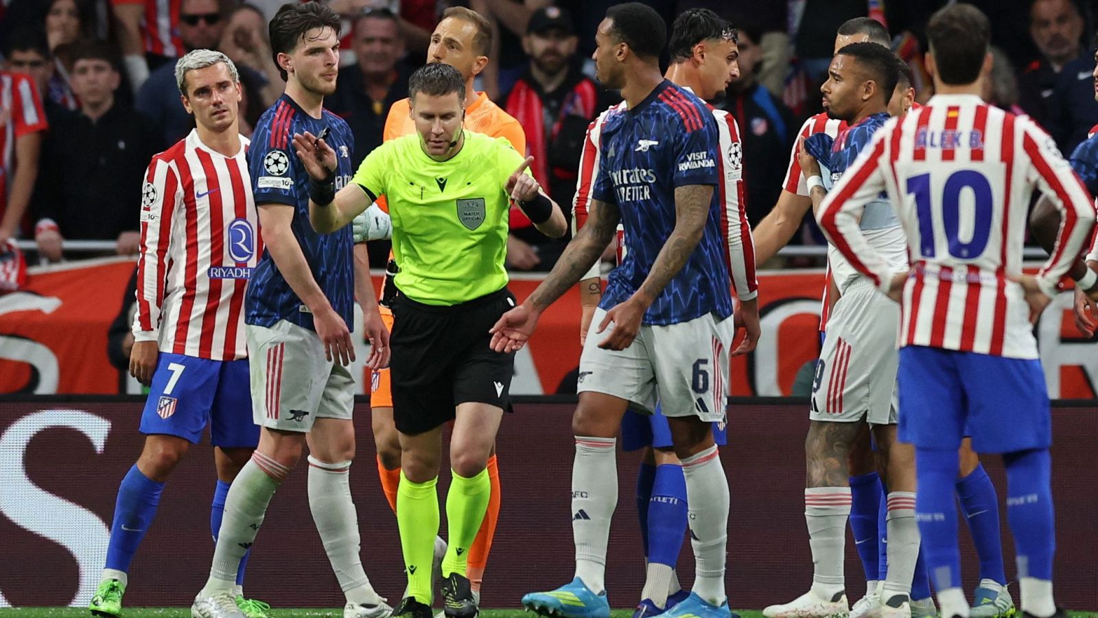 El árbitro Danny Makkelie, objeto de las criticas inglesas en el Atlético-Arsenal.