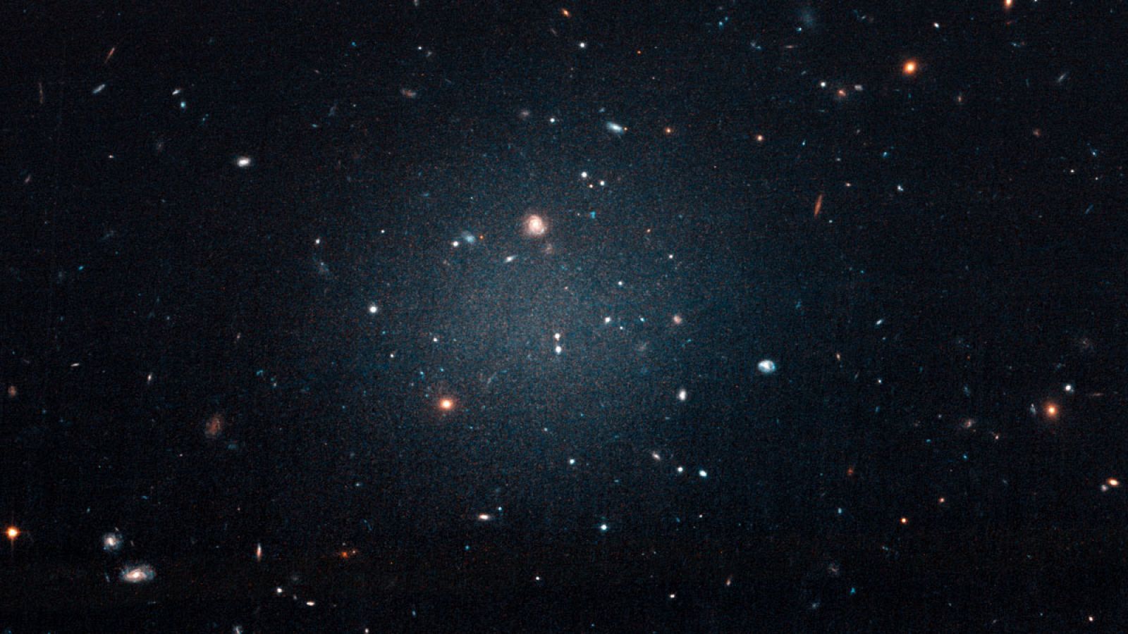Fotografía de la galaxia NGC1052-DF2 tomada por el telescopio Hubble