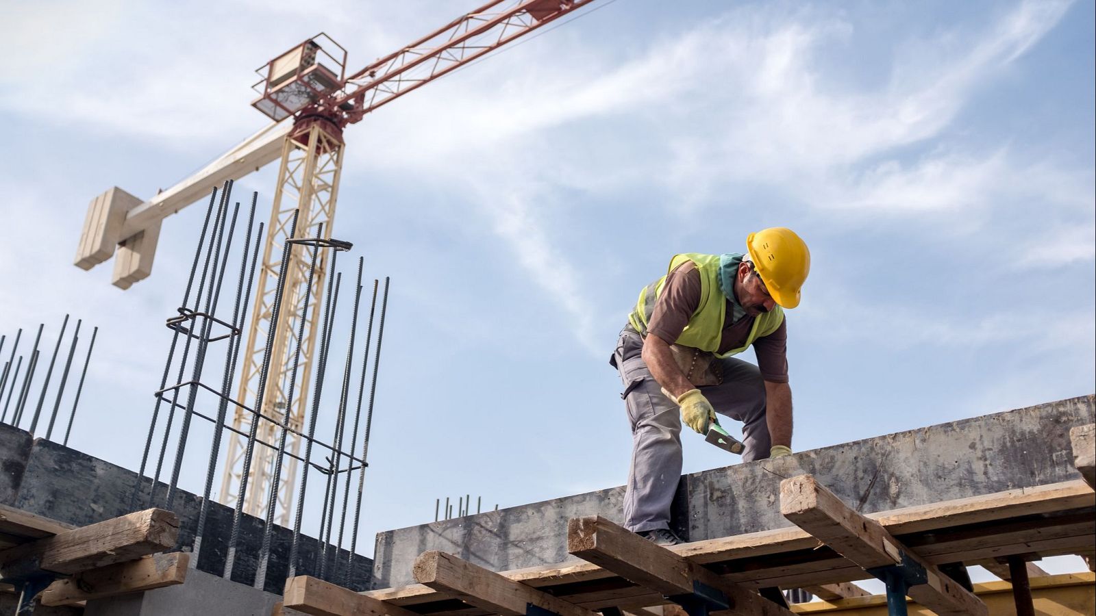 Un trabajador en la construcción de un edificio